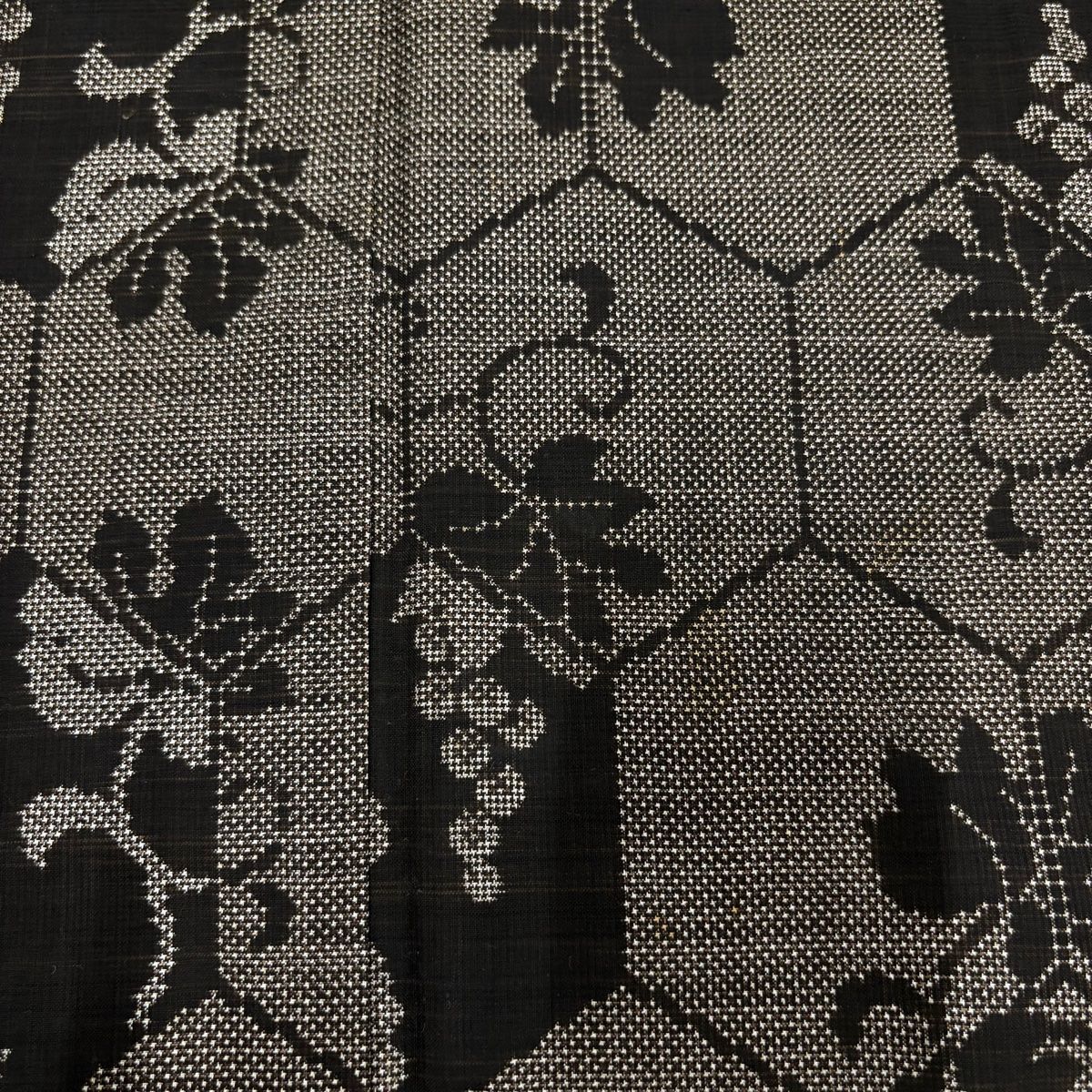 紬 身丈156cm 裄丈62.5cm S 袷 葡萄唐草 亀甲 焦茶色 正絹 秀品 【中古