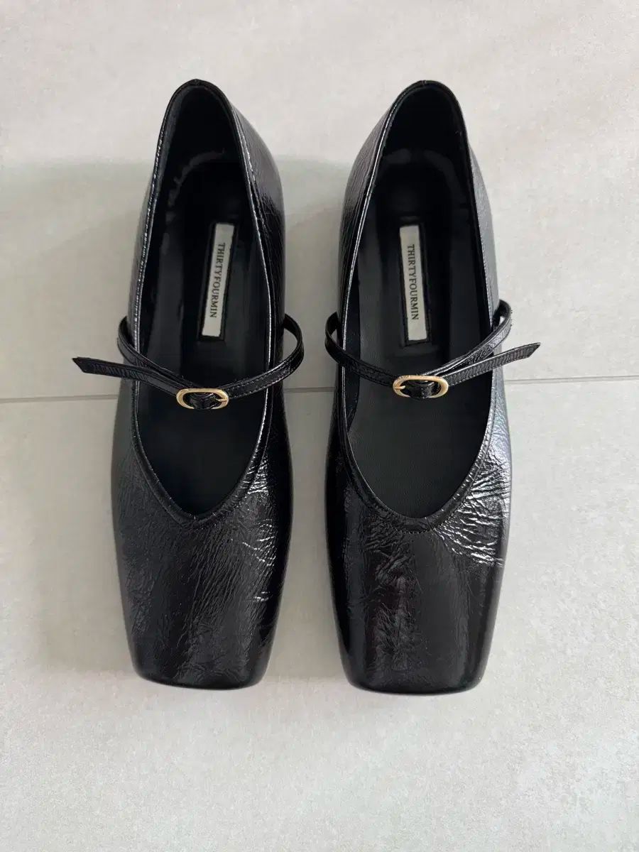 サーティフォミン ポインテッドフラットシューズ 250