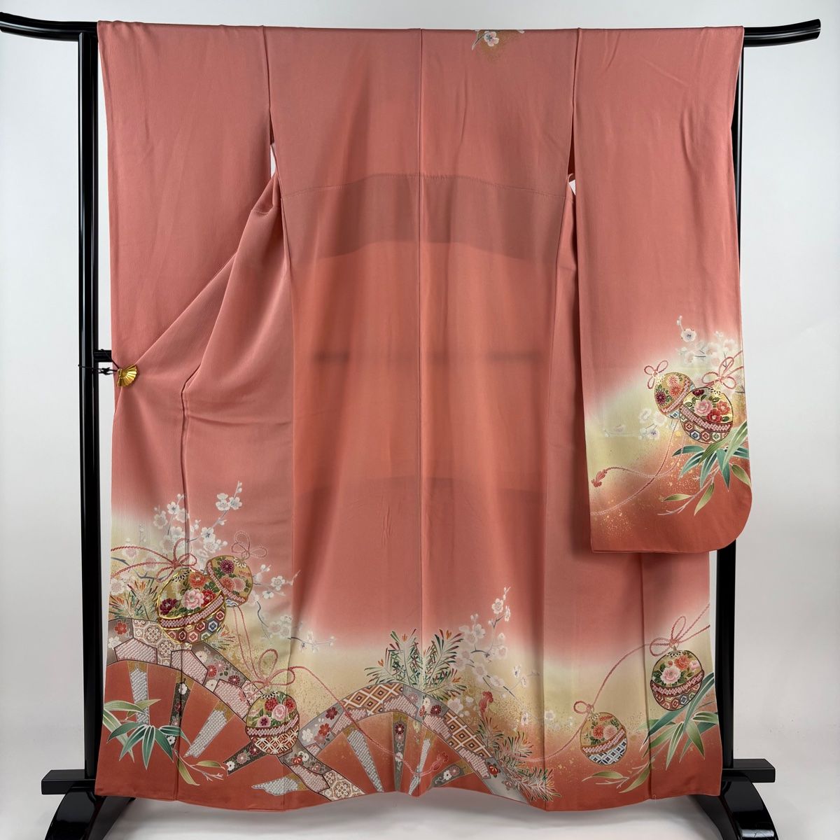 振袖 身丈160.5cm 裄丈65cm M 袷 落款 鈴 草花 金糸 金銀彩 サーモンピンク 正絹 名品