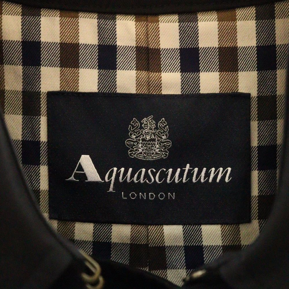 Aquascutum コットン 裏地チェック トレンチ ステンカラーコート 黒 Aquascutum コットン 裏地チェック トレンチ ステンカラーコート 黒
