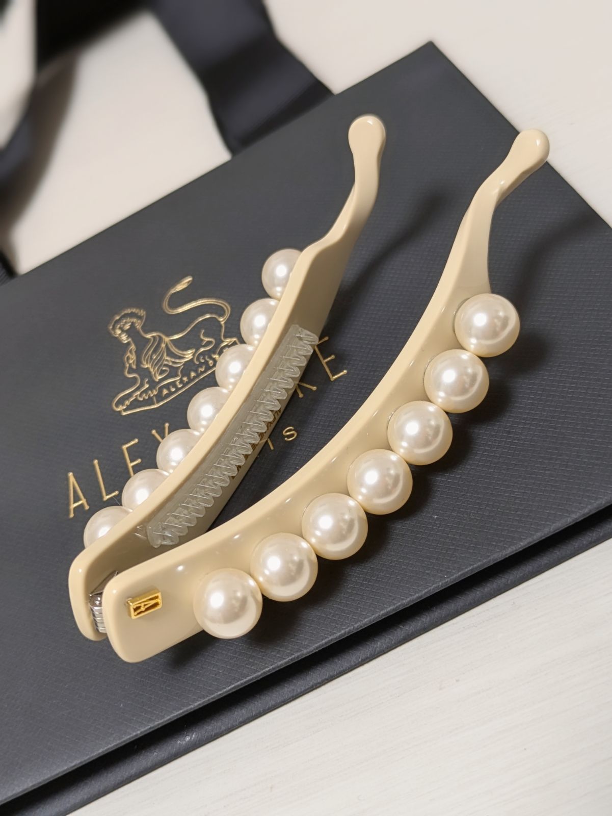 ALEXANDRE DE PARIS パール付き バナナクリップ ベージュ ALEXANDRE DE
