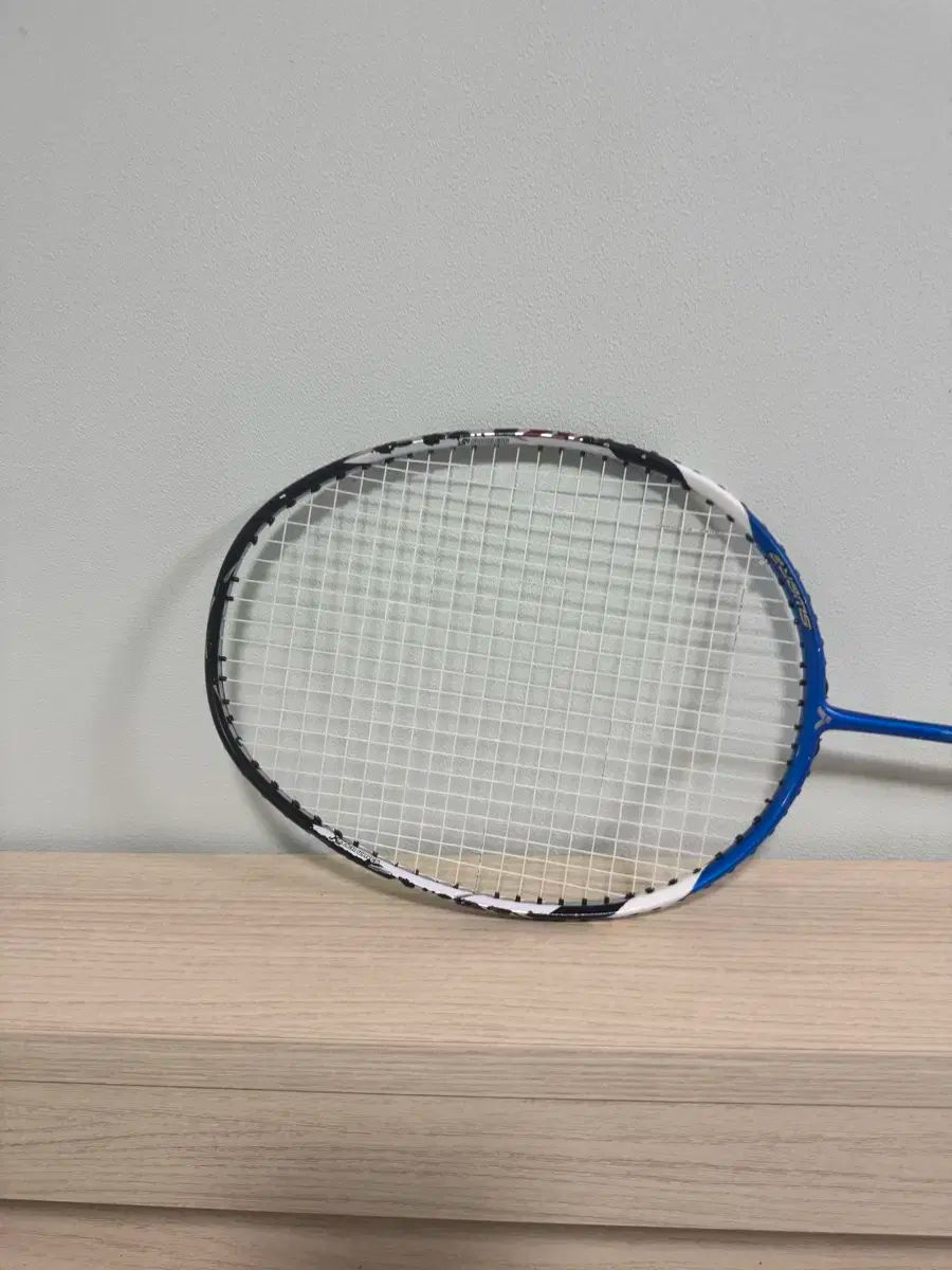 Victor ビクター ブレイブソードLYD バドミントンラケット Victor ブレイブソード LYD 2本 VICTOR（ビクター） ブレイブ