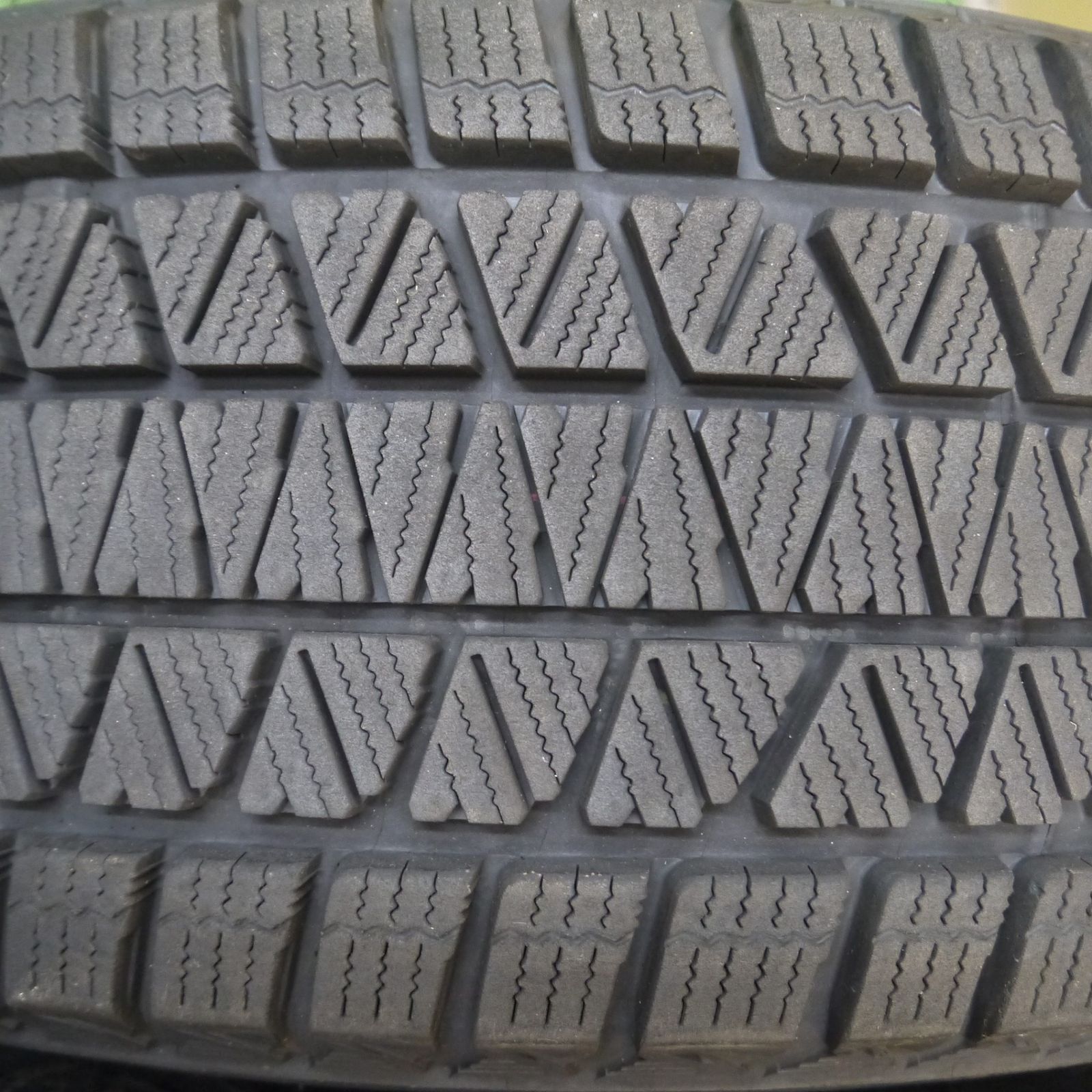 *送料無料* 超バリ溝！21年！キレイ！9.5分以上★Lefinada motion2 MiD 235/65R18 スタッドレス ブリヂストン DM-V3 レフィナーダ PCD114.3/5H★4022113Hス