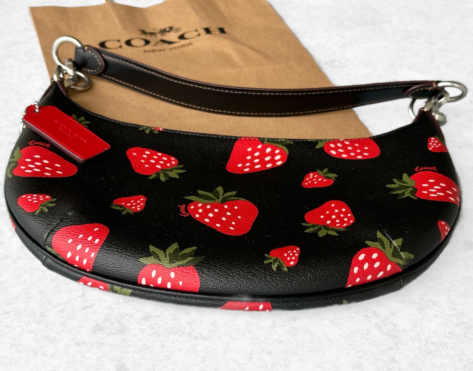 新品] コーチ ストロベリープリント ペイトン ホーボー ショルダー 
