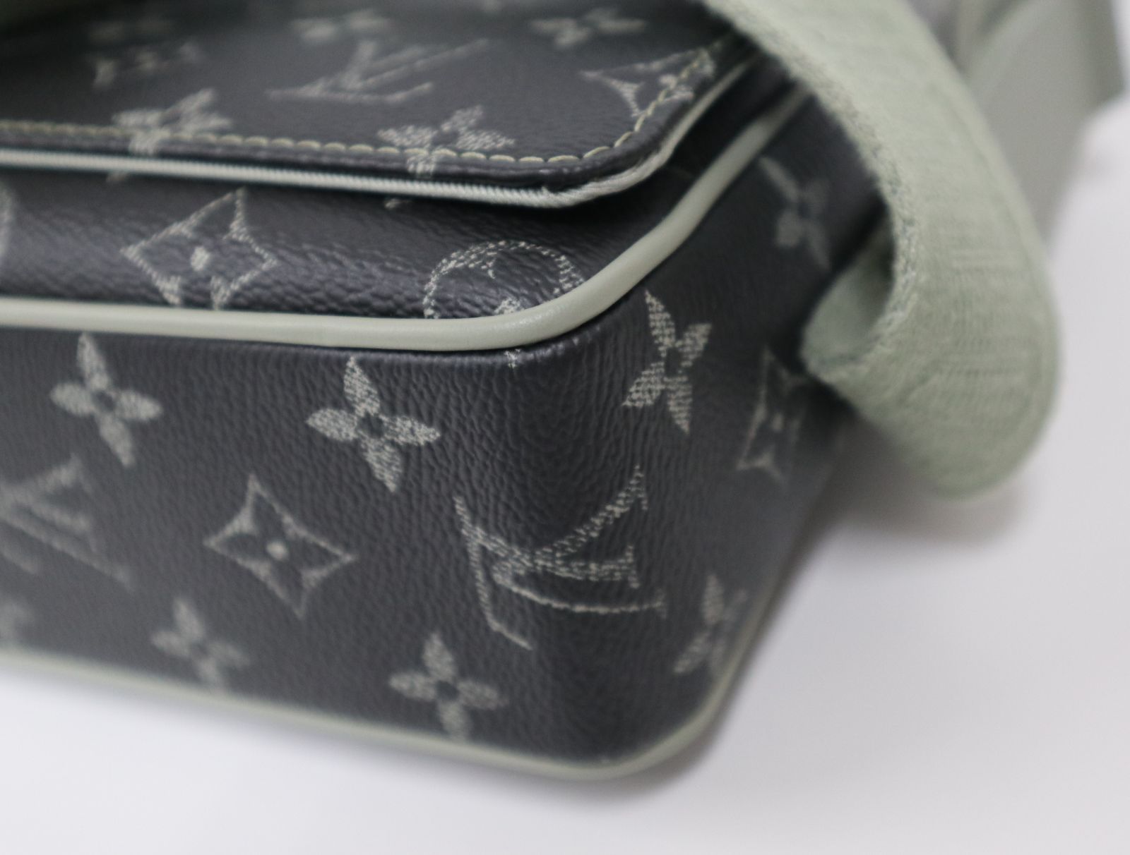 ルイヴィトン LOUIS VUITTON モノグラム グラディエント ディストリクトPM NV3 M11593 カーキグリーン 上 メンズ ショルダーバッグ KARIMZIABAT_FR