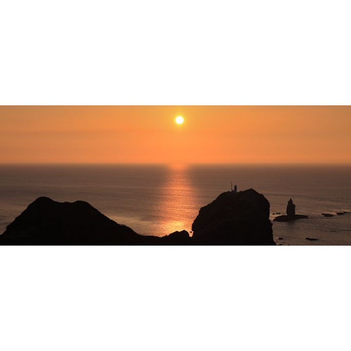 絵画風 壁紙ポスター (はがせるシール式) -地球の撮り方- 夕日の十字架、神威岬の夕日 北海道積丹半島 ニセコ積丹小樽海岸国定公園 パノラマ キャラクロ C-ZJP-055P1 (パノラマ版 1440mm×576mm) ＜