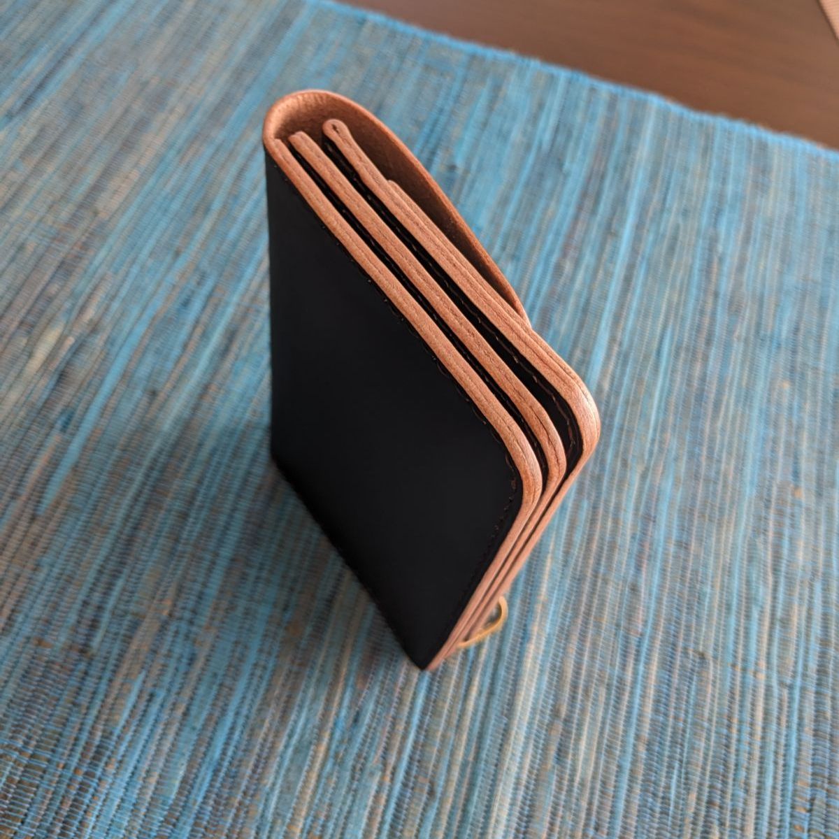 【ハンドメイド】本革 丘染めブラック ミドル トラッカーウォレット 小判かん ミドルトラッカーウォレット (丘染め) ③ 黒 - メルカリ