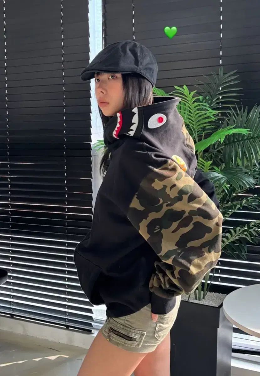A BATHING APE(アベイシングエイプ) フルカモ 迷彩柄 シャーク フード