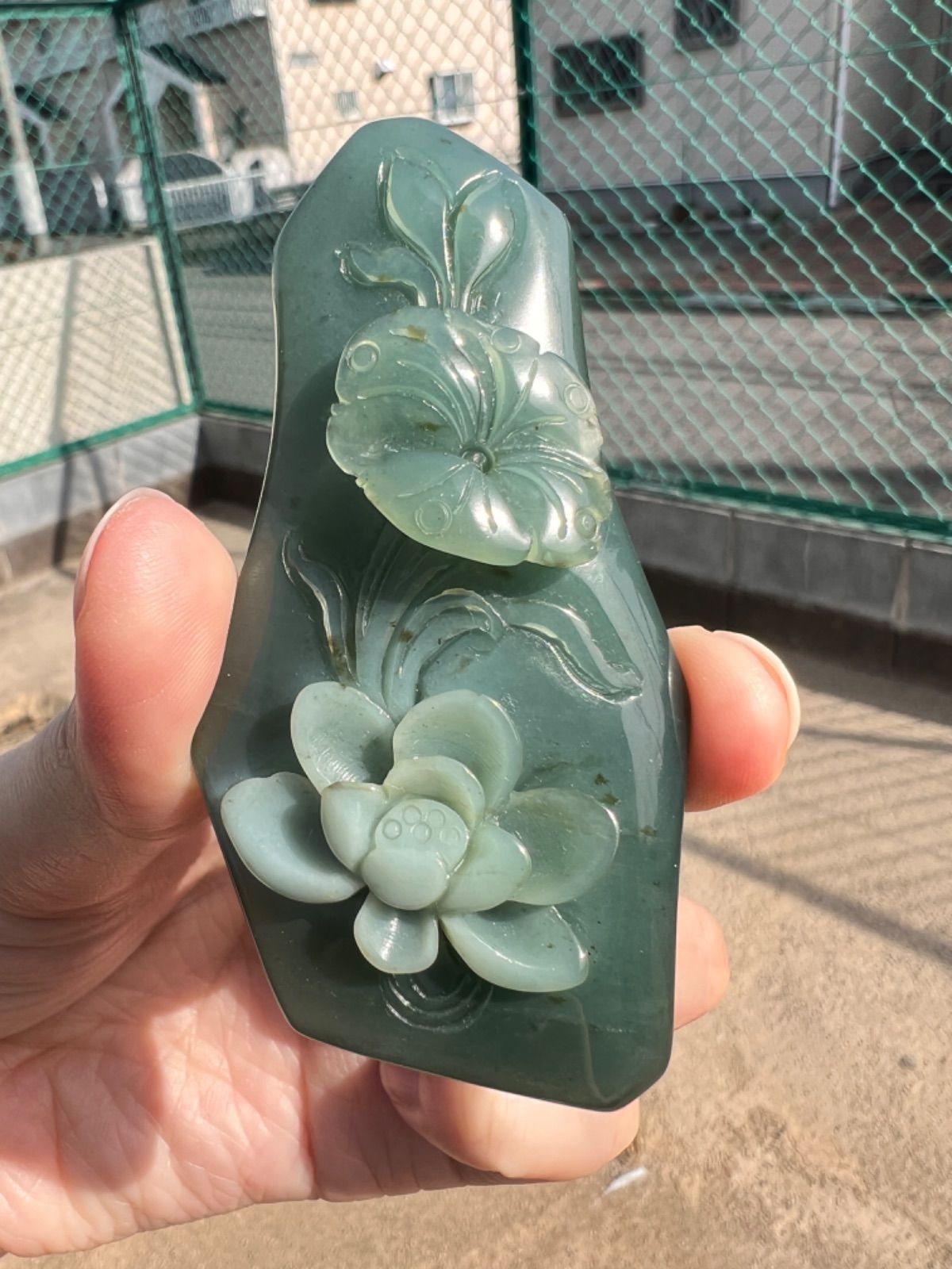 天然岫岩玉 蓮 彫りペンダン 花玉 精工彫刻 天然岫岩玉 龍