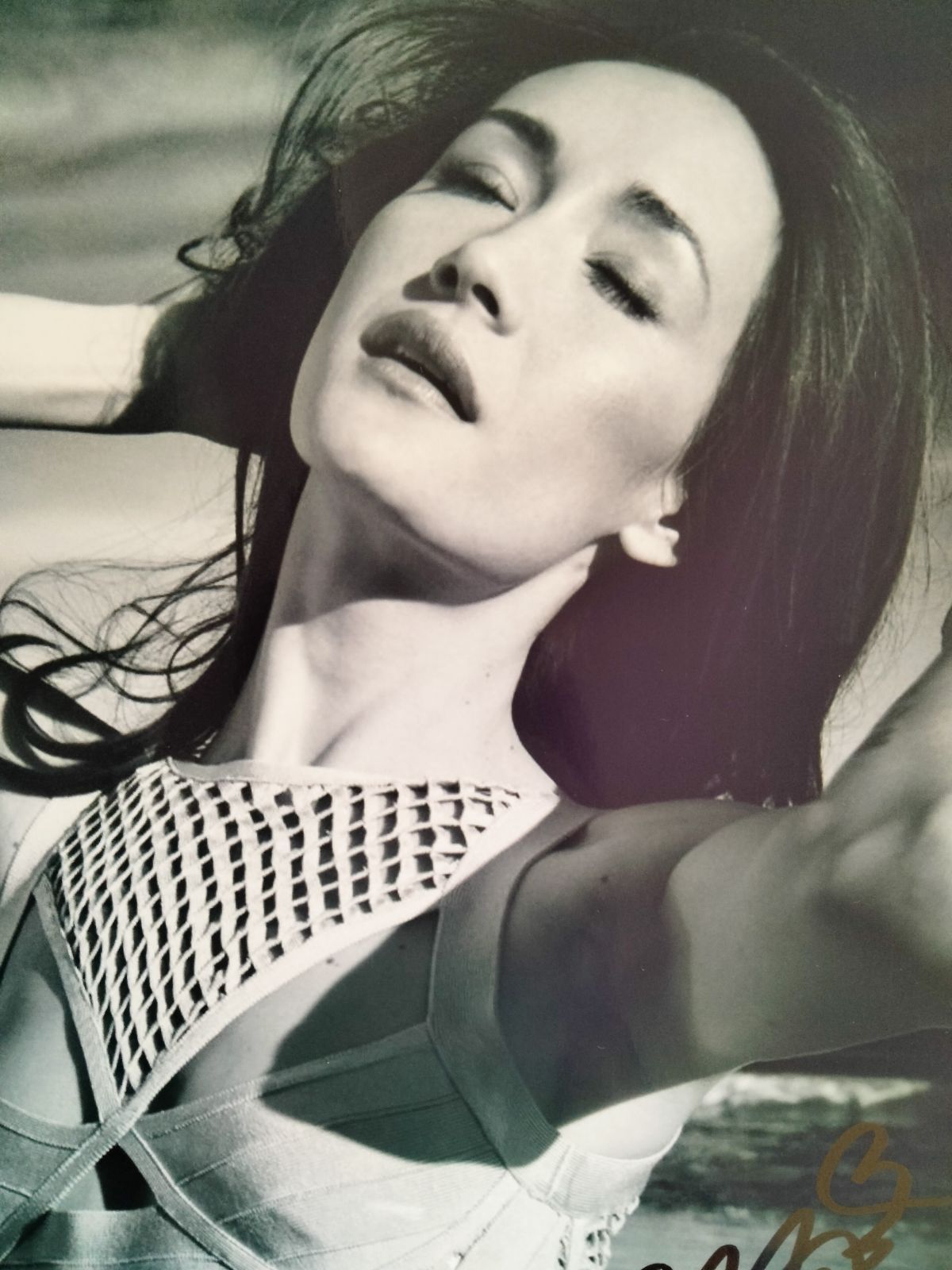 マギー・Ｑ直筆サイン入り超 特大写真…Maggie Q…ニキータ…3