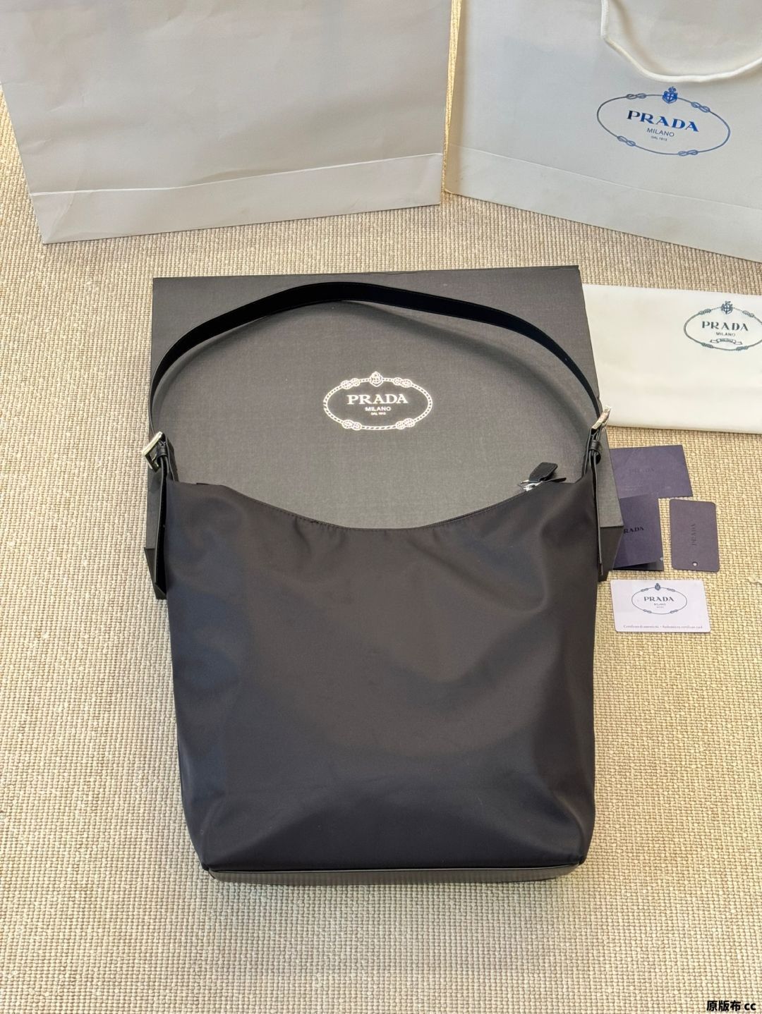 PRADA 赤 ナイロン トートバッグ 今日特価】Prada Classic Nylon Tote Bag / プラダ クラシック