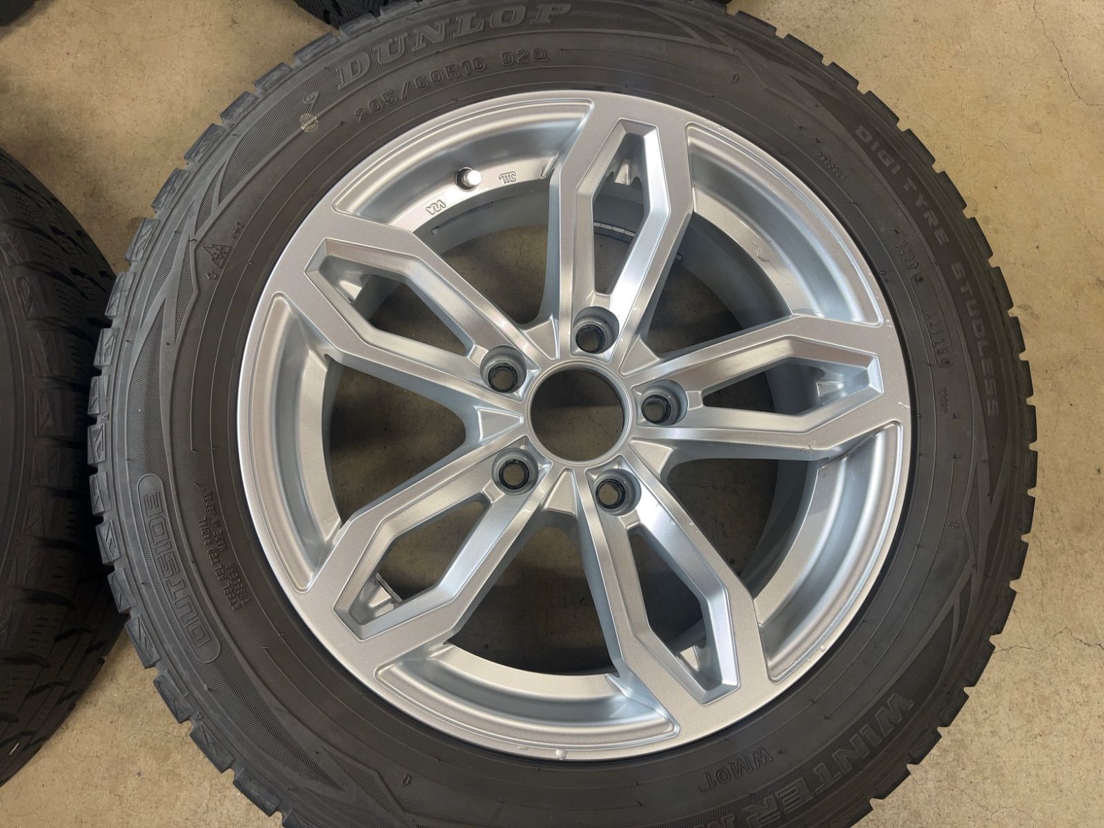 BMW F30 F31 社外品 ダンロップ 冬用付 16インチ 4本セット