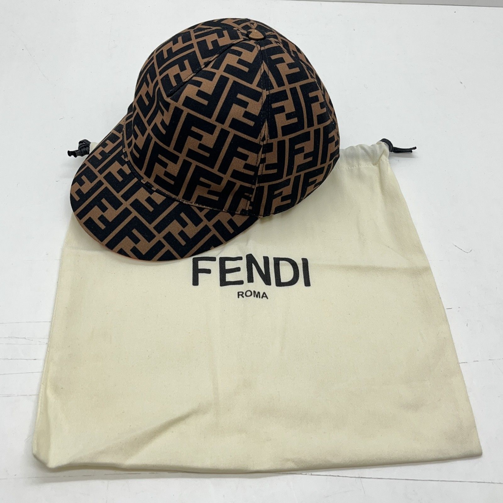 06w10454 フェンディ FENDI ユニセックス FENDI ズッカベースボールキャップ|ブラウン キャップ