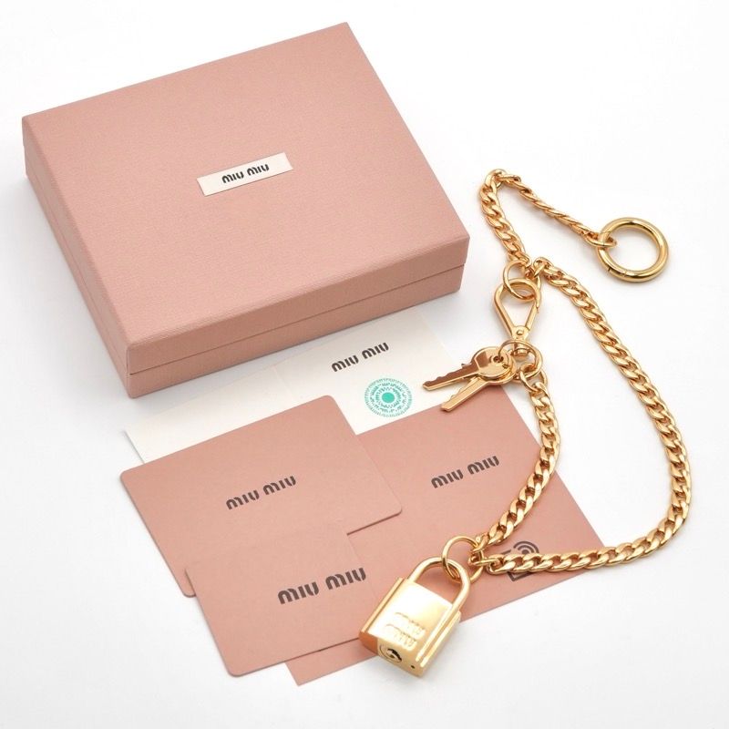 ミュウミュウ miumiu ゴールド キーホルダー ミュウミュウ MIUMIU ゴールド ロゴ チャーム キー チェーン