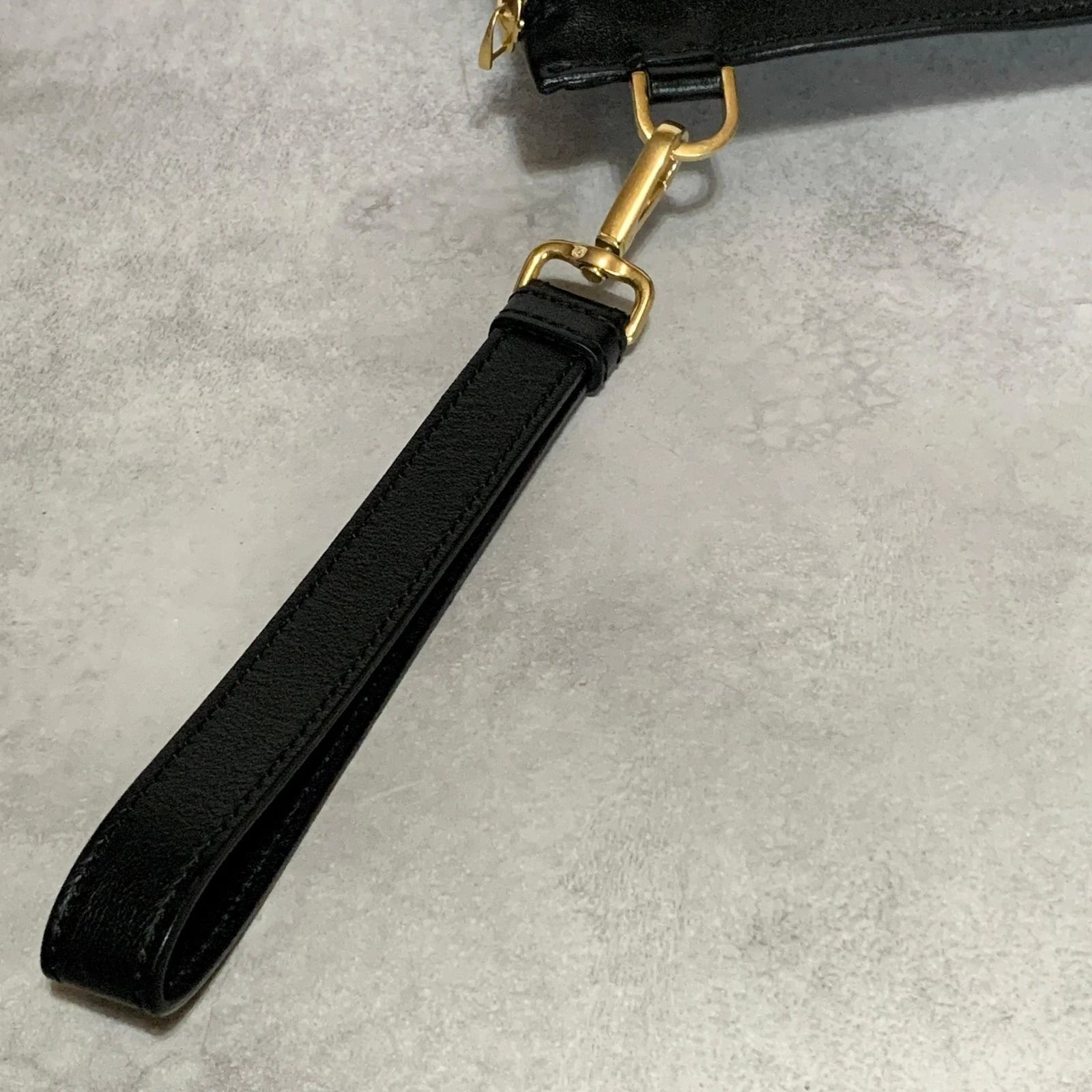 ストラップ付き ブラック