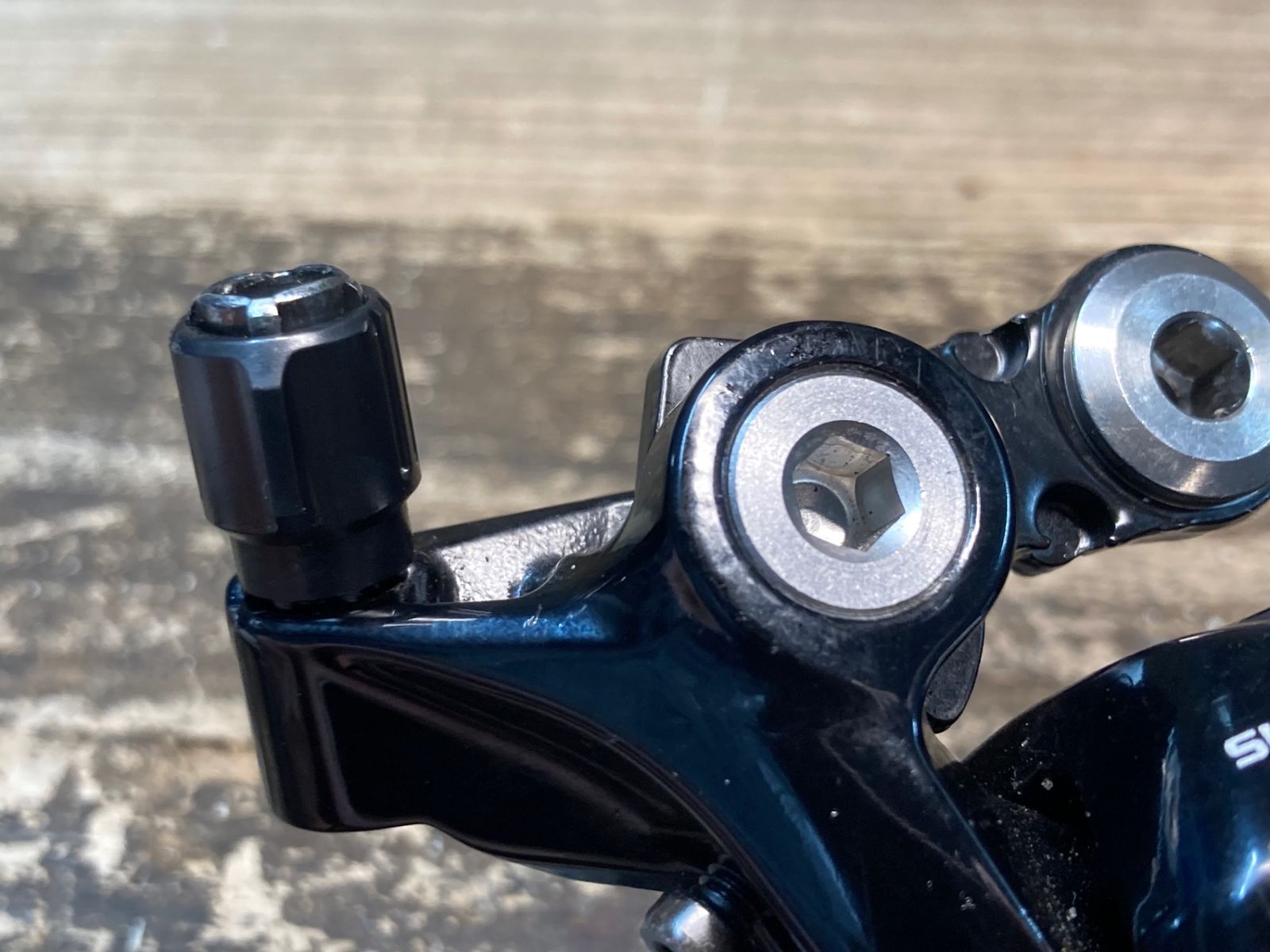 SHIMANO 105 リアディレイラー 7000 ブラック/レッド II397 シマノ SHIMANO 105 RD-R7000 リアディレイラー 11S SS 黒