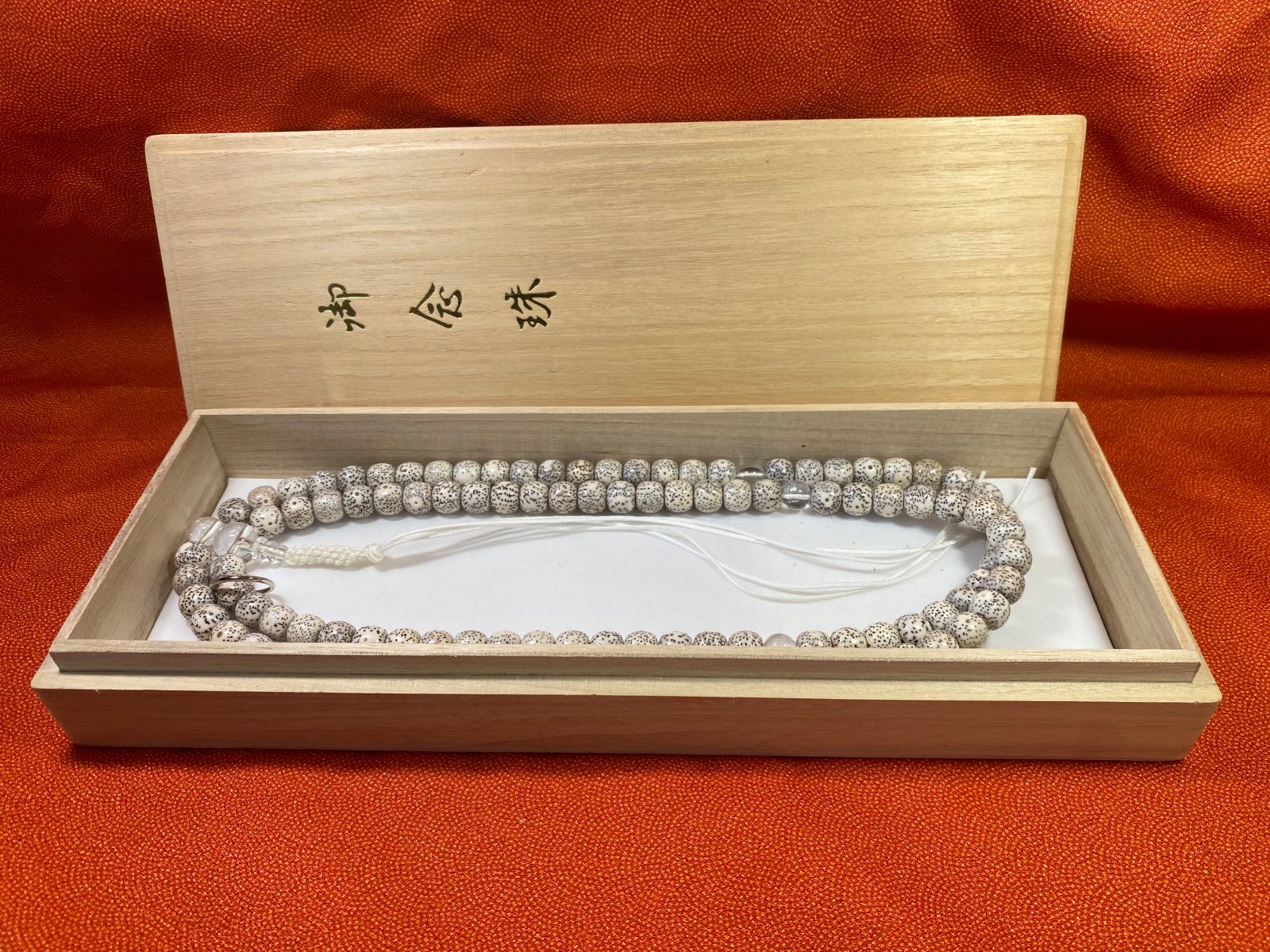 美品 数珠 星月菩提樹 曹洞宗 白水晶仕立て108念珠になります 美品 数珠 星月菩提樹 曹洞宗 白水晶仕立て108念珠になります