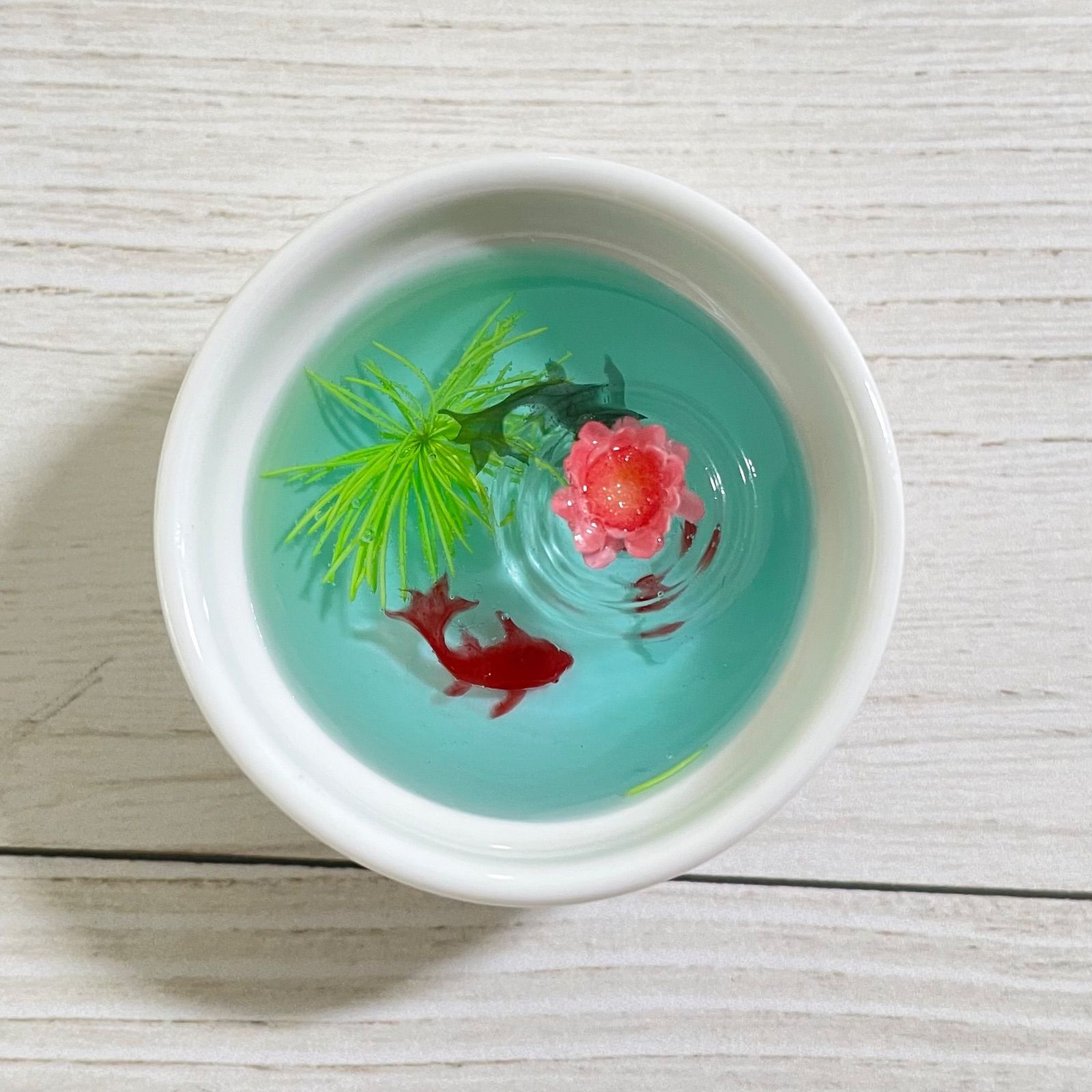 金魚と蓮の花の置物 蝶々が舞い降りる金魚が泳ぐ池 蓮の花 オブジェ レジンアート - メルカリ