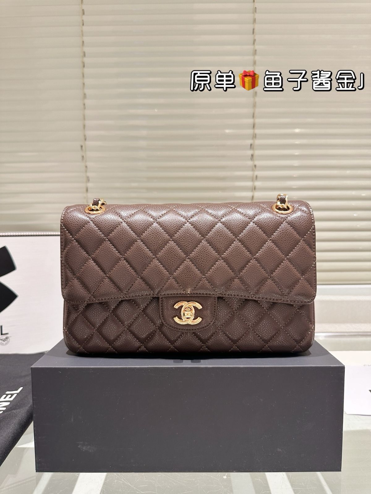 グレー キャビアスキン フラップ クラシック ミディアム CHANEL クラシックフラップ キャビアスキン - 26cm ゴールド