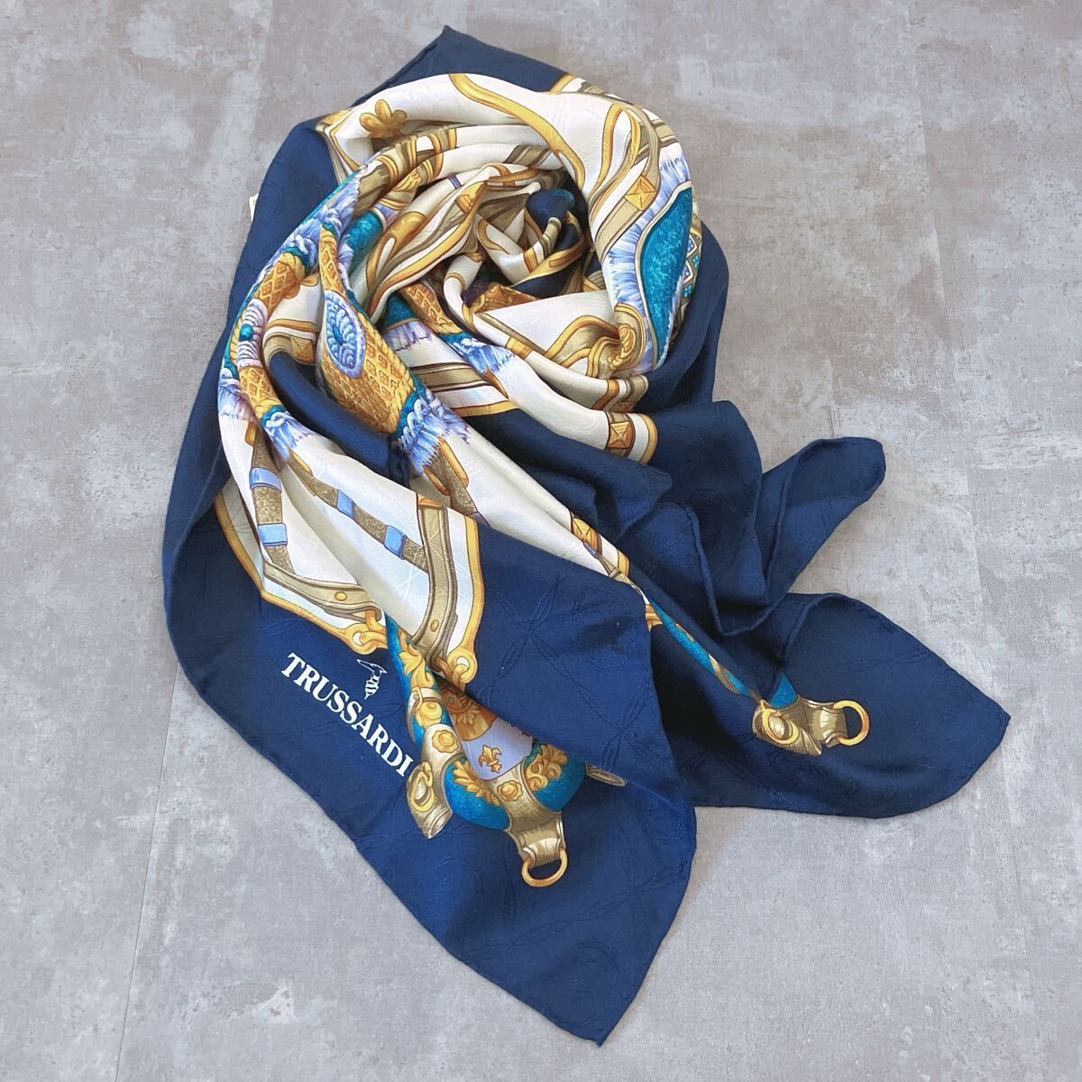 美品】TRUSSARDI トラサルディ シルクスカーフ バロック調 豪華