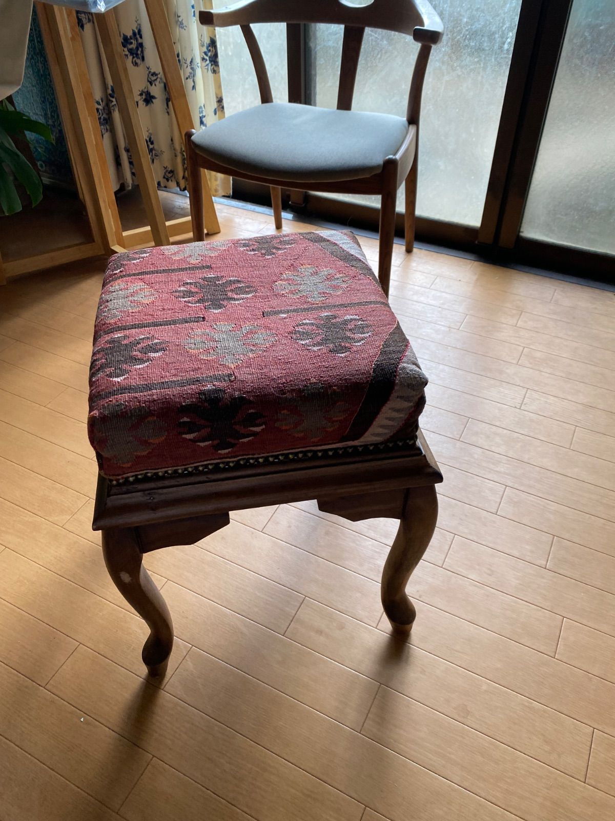 秋の模様替えに カイセリキリムと無垢の木のお洒落なオットマン トルコから直輸入通関済些細な訳有アウトレット価格即決 み