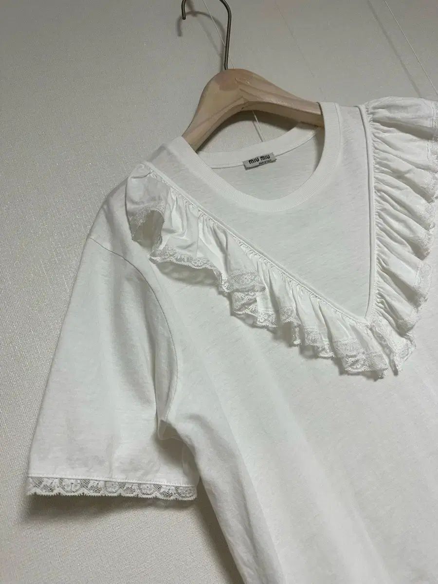 Miu Miu ホワイト レース 半袖 トップス レディース