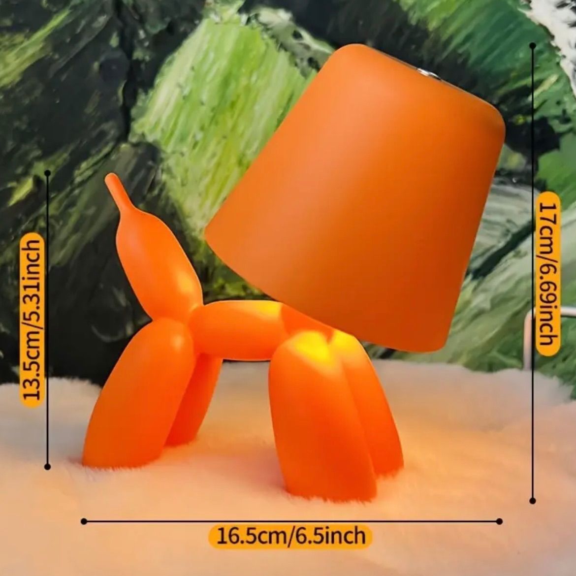 アンティーク手描きの瞳や色彩豊かな前掛けが美しく、磁器独特の艶が