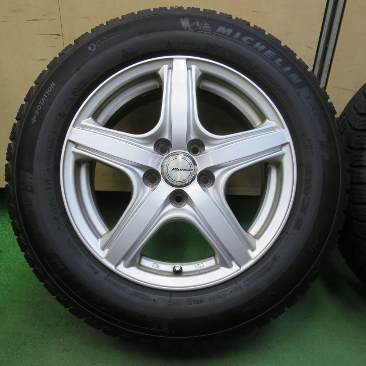 バリ溝 23年 9分 プリウス 等 195 65R15 スタッドレス ミシュラン X-ICE SNOW Plencia プレンシア 15インチ PCD100 5H 5100712イス