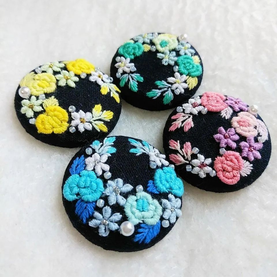 薔薇刺繍♡3.7センチくるみボタン☆ヘアゴム又はブローチ - メルカリ