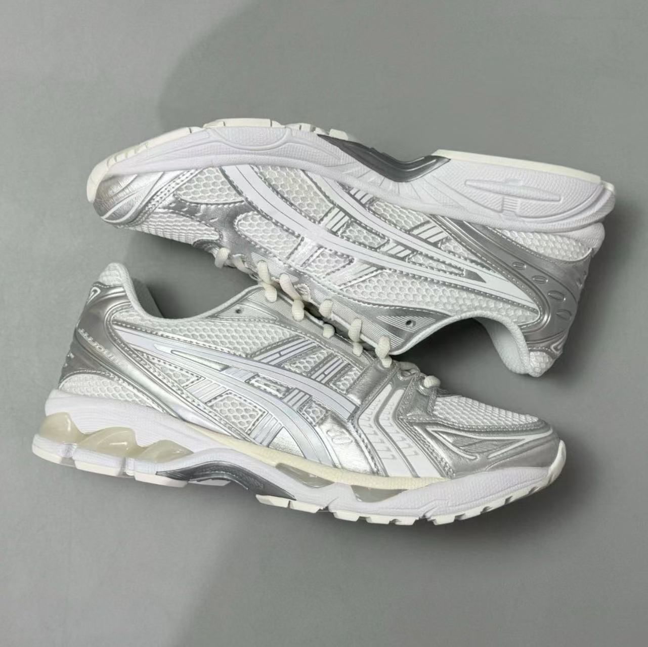 トレンドモデル アシックス Kayano 14 ホワイト シルバー