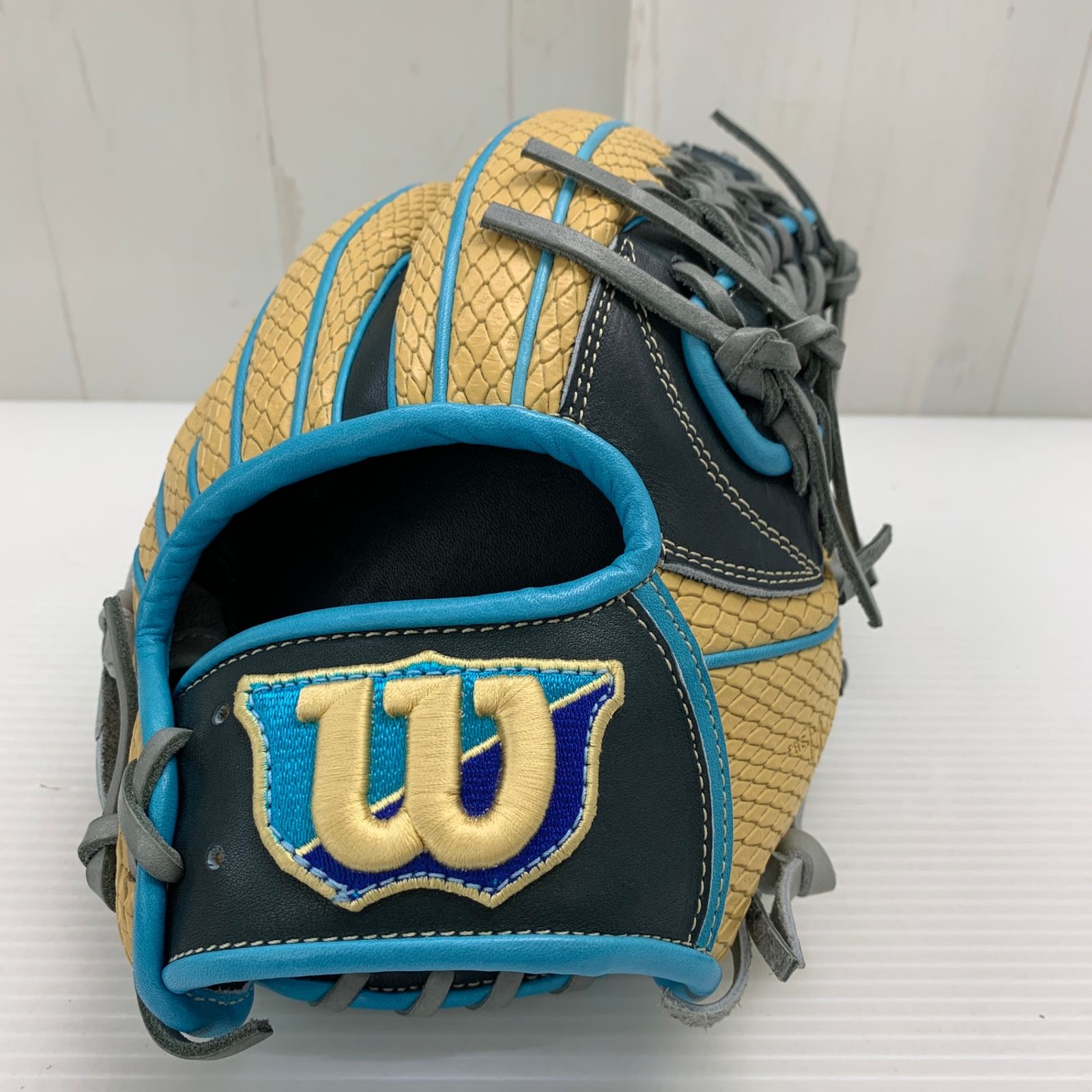 【極美品】Wilson 軟式グローブ ザ ワナビヒーロー 右投げ 外野手用 大人 2024モデル】ウィルソン 軟式 グローブ グラブ 内野手用 右投げ