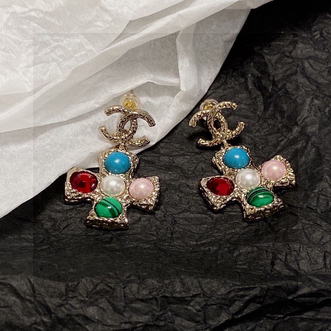 【煌めくダブルCの魔法】CHANEL クリスタル イヤリング 今日特価】Chanel 花柄 真珠 葉 クリスタル ピアス ダブル C