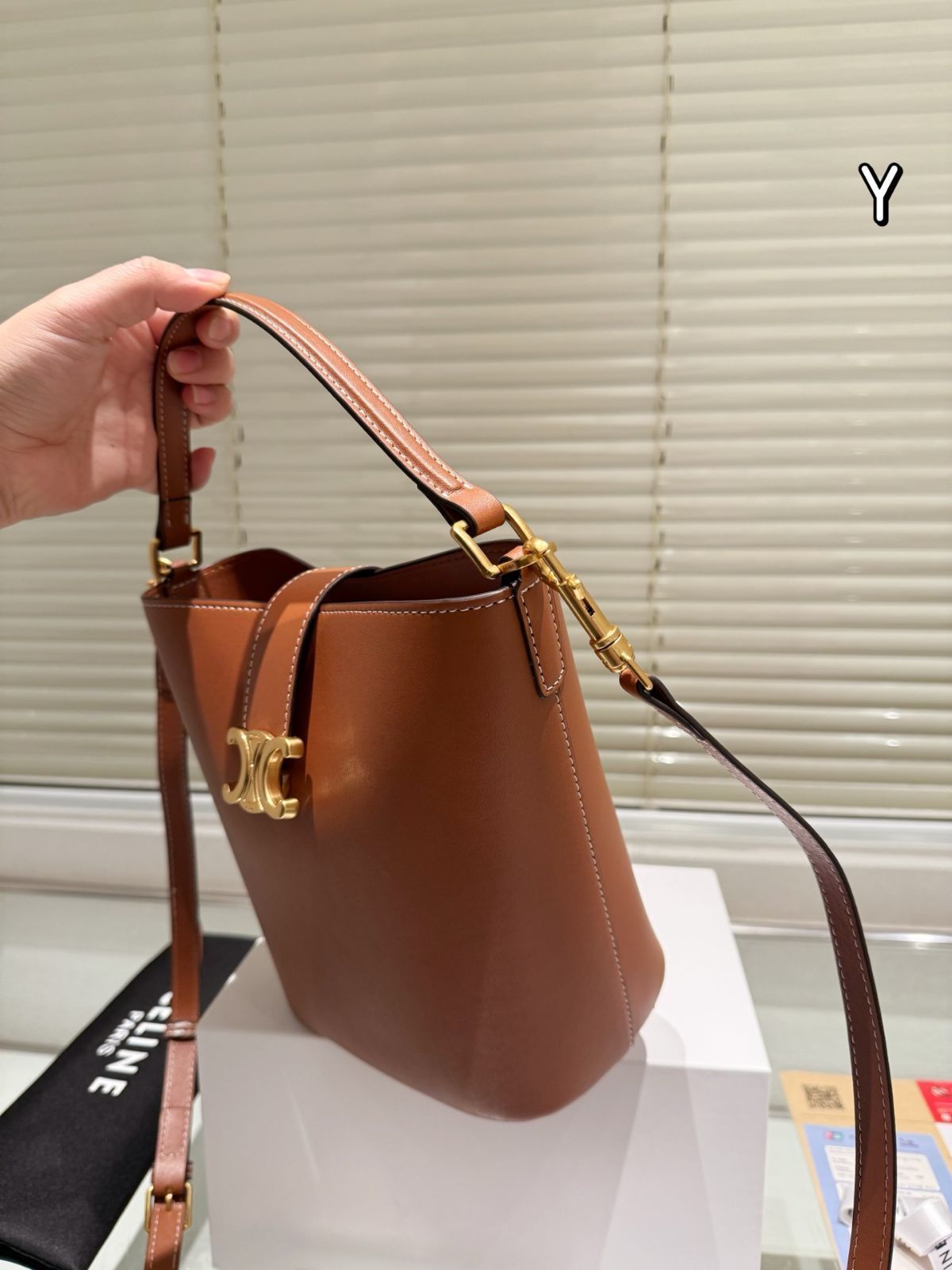 【原価ぶっ壊し割引】トリオンフ レザー バケットバッグ 今日特価】CELINE TRIOMPHE トリオンフ バケットバッグ 24