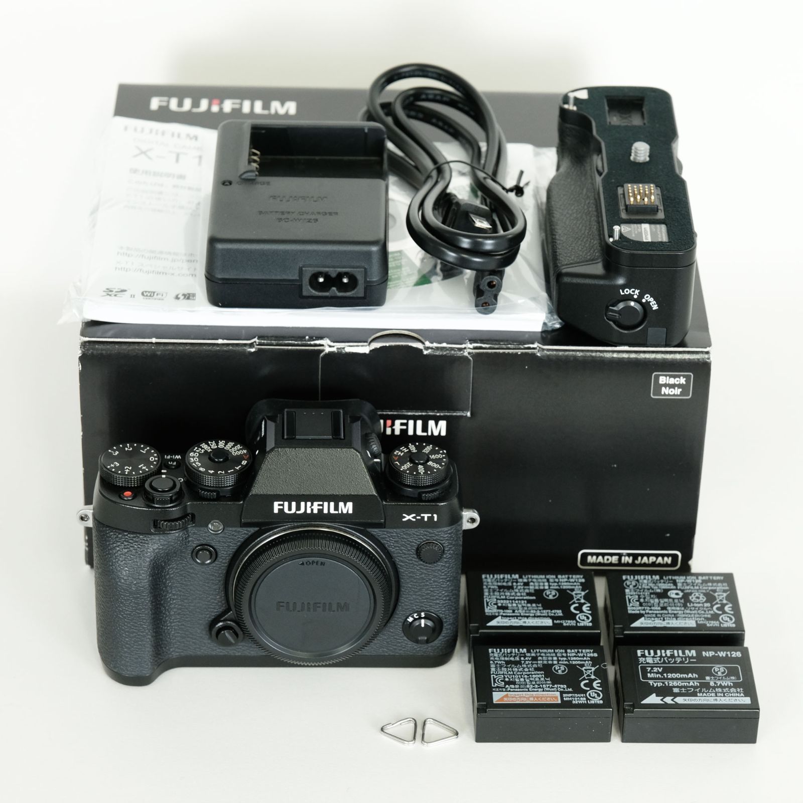 美品｜シャッター数1,006回｜バッテリー4つ、バッテリーグリップ付] FUJIFILM X-T1 [ブラック] / 富士フイルムXマウント -  メルカリ