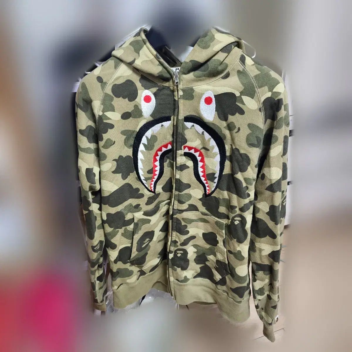 A BATHING APE(アベイシングエイプ) 迷彩柄 刺繡 シャーク フード 