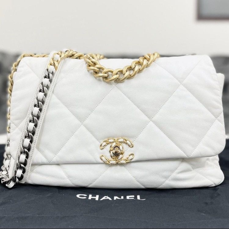 美品☆　シャネル19　マトラッセ　ショルダーバッグ　2way　白　28番台 美品☆ シャネル19 マトラッセ ショルダーバッグ 2way 白 28番台