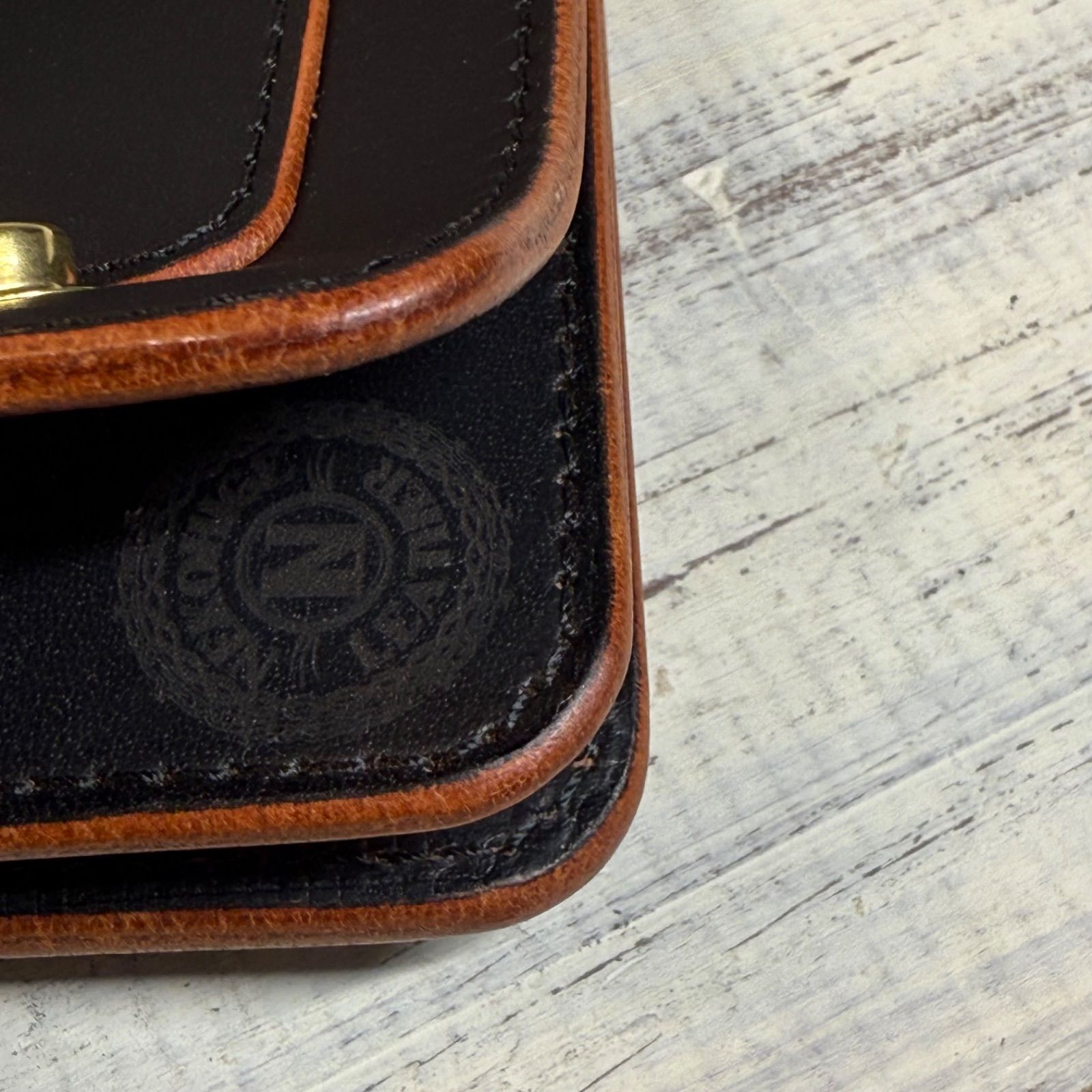 【トラッカーウォレット ミドル3層】ブラック 茶芯 ゴールド universal トラッカーウォレット ミドル3層】ブラック 茶芯 ゴールド