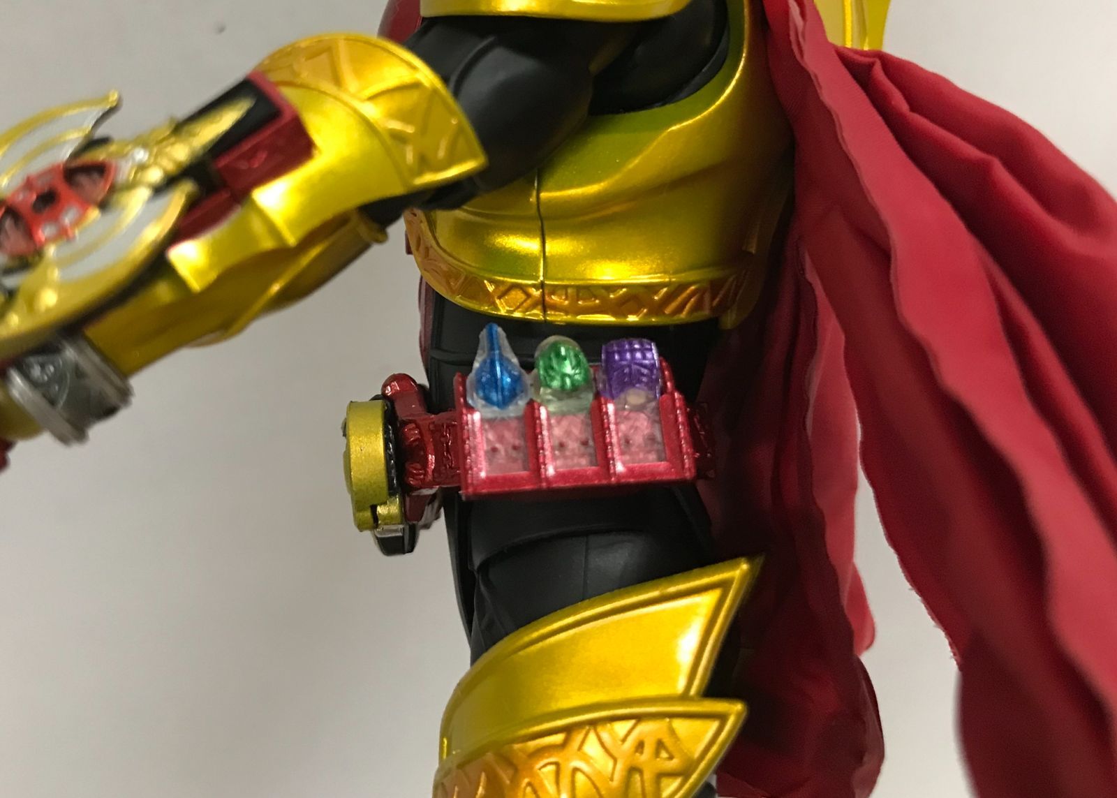 『中古品』真骨頂仮面ライダーキバエンペラーフォーム S.H.Figuarts（真骨彫製法） 仮面ライダーキバ エンペラー