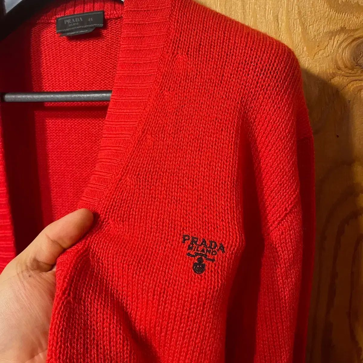 PRADA(プラダ) ロゴ カシミア 100 % カーディガン 出品 - メルカリ
