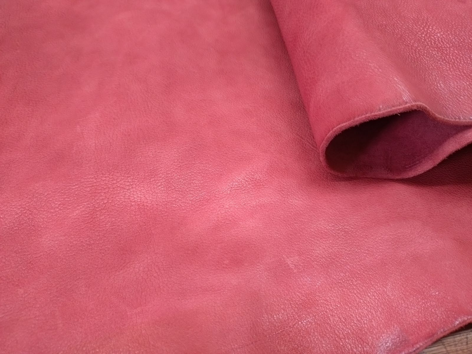 ヌメ革シュリンク レッド 半裁 253ds