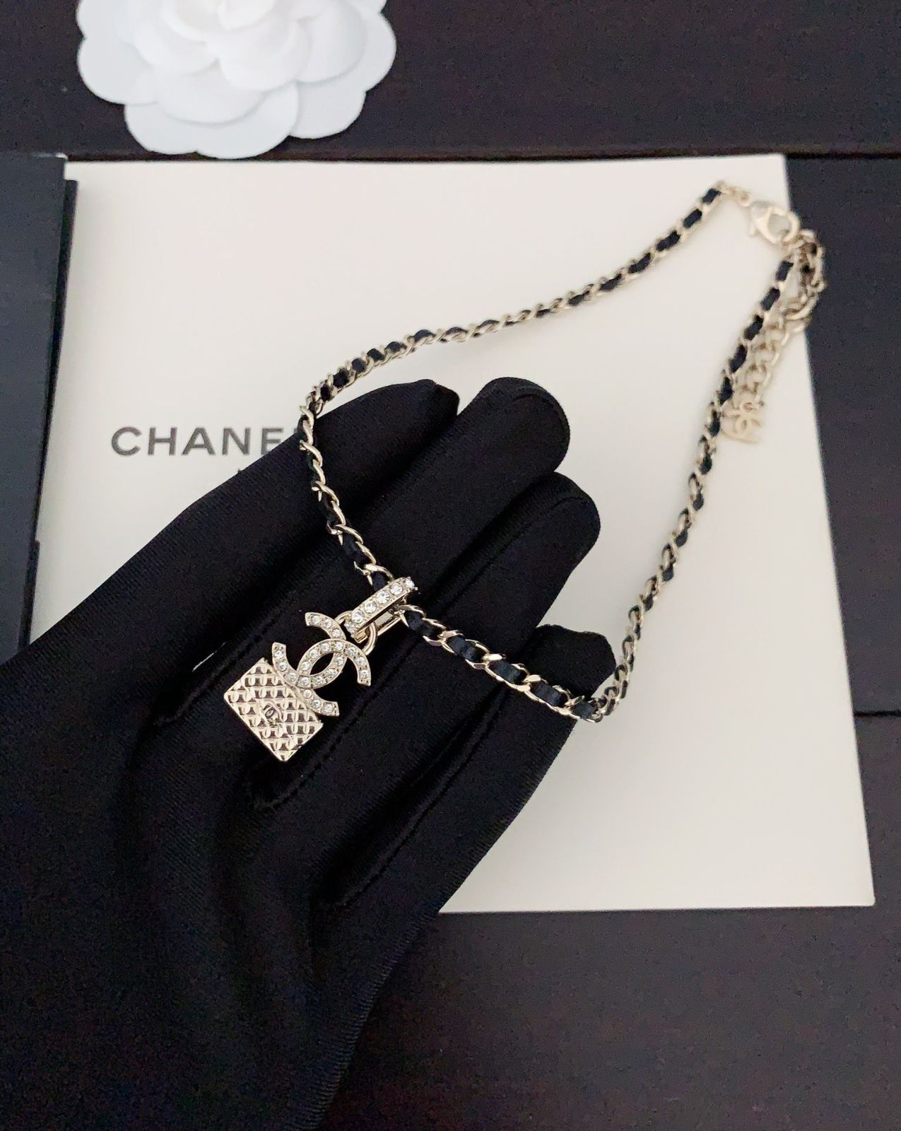 新作 Chanel シャネルネックレス フレアCダイヤモンドグリッター菱形バッグペンダント ブラックレザーチェーン