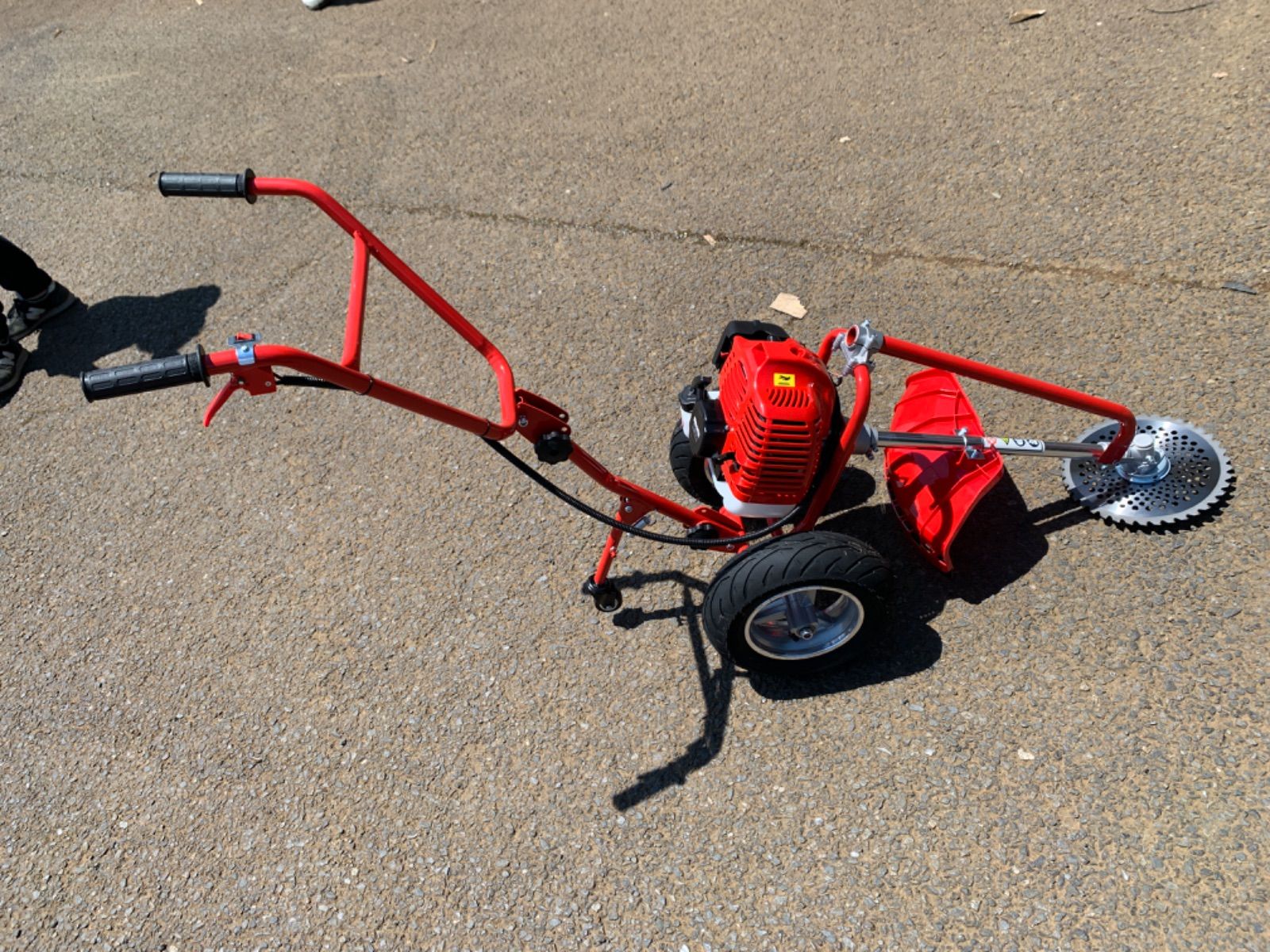タイヤ付エンジン草刈機 手押し草刈り機 らくらく作業 最強42.7cc