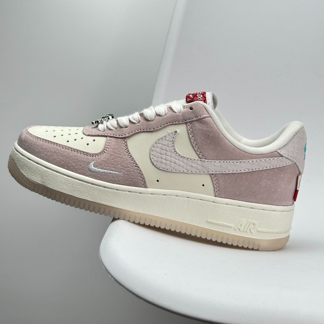 Nike WMNS Air Force 1 Low ’07  イキ ウィメンズ エアフォース1 ロー ’07 LX チャイニーズニューイヤー/イヤーオブザドラゴン 