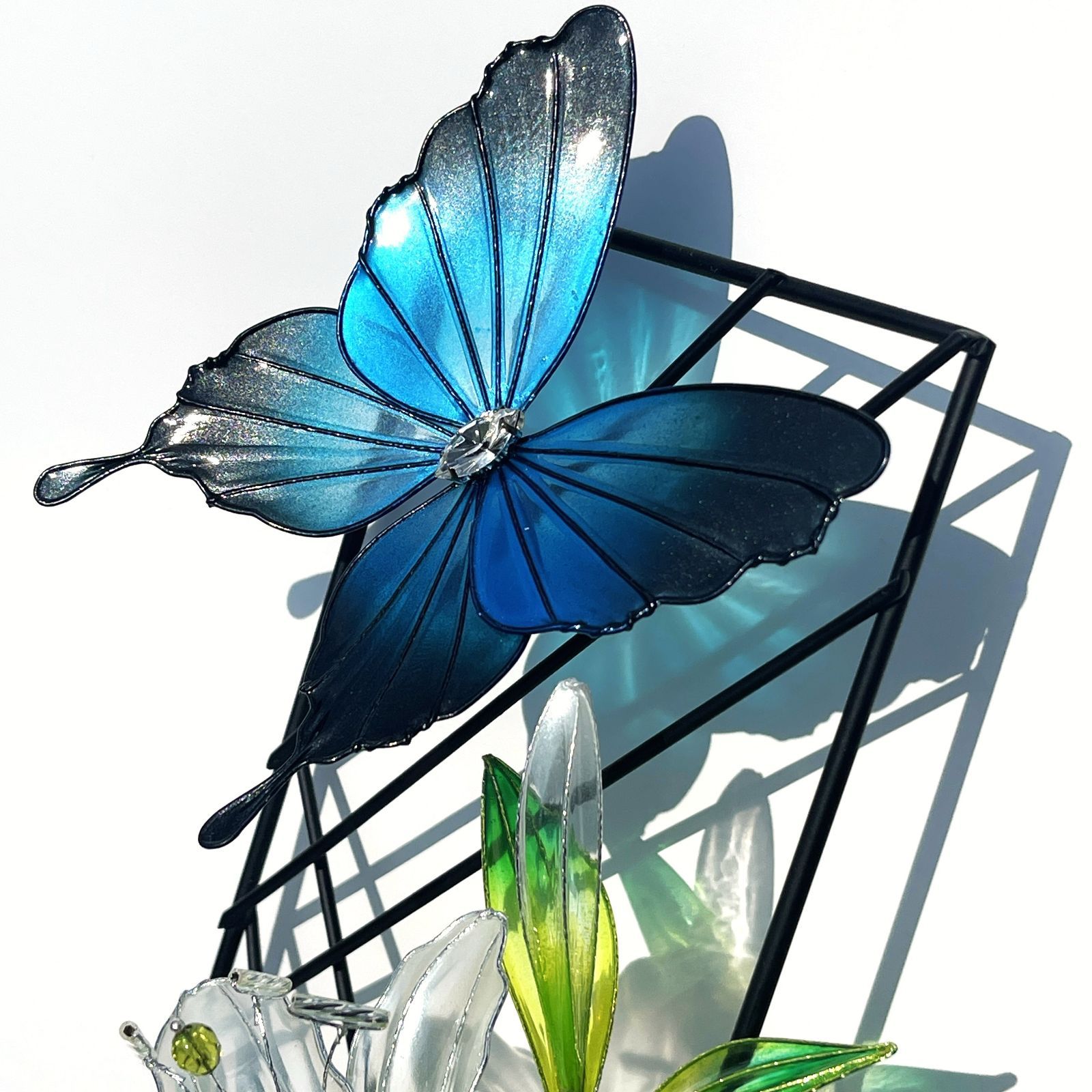 蝶が舞う百合のワイヤーフレーム【白×黄緑・インテリア・シルバーワイヤー】 蝶が舞う百合のワイヤーフレーム【白×黄緑・インテリア・シルバー