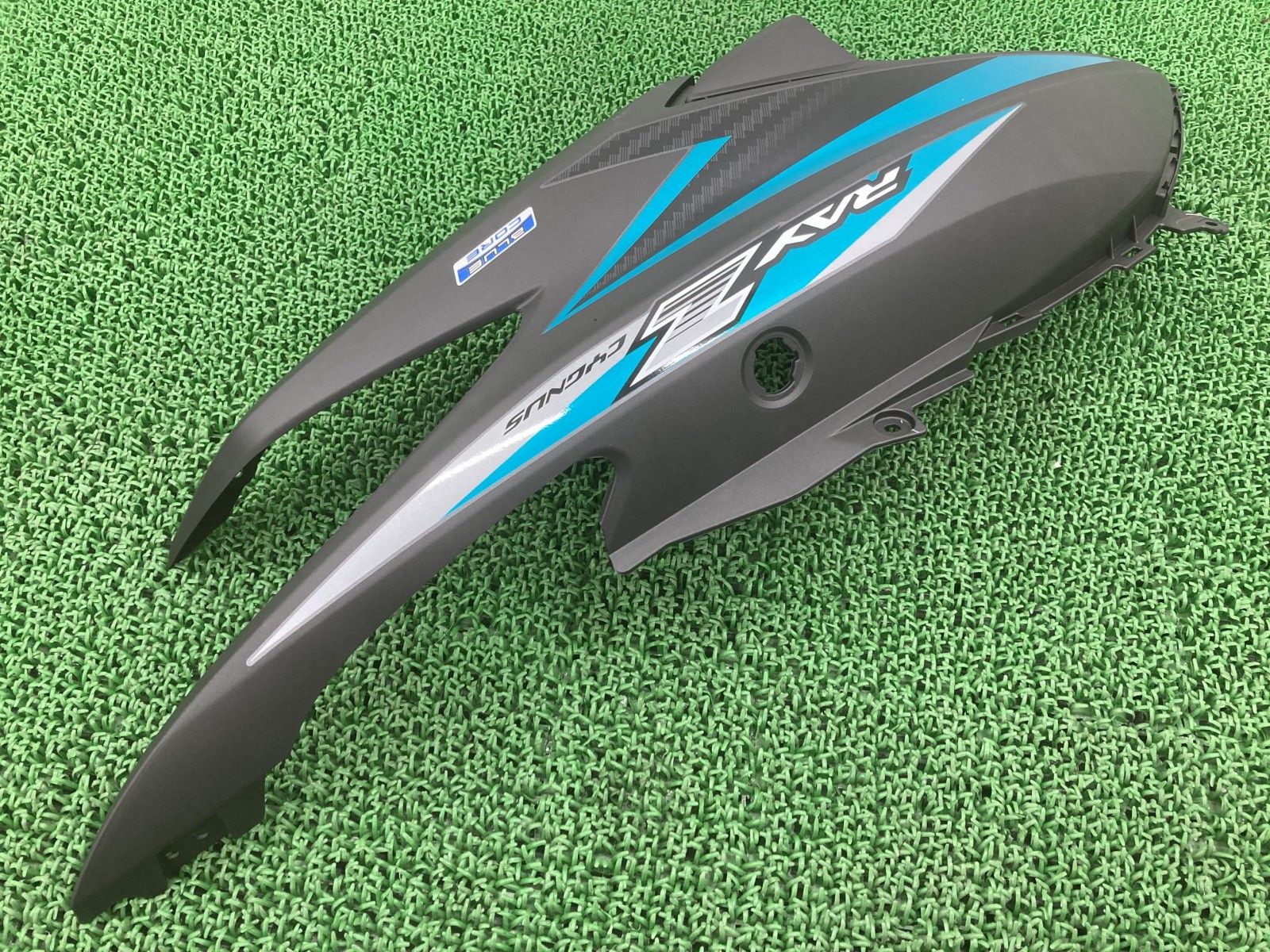 シグナスRAY-Z シートカウル 左 ガンM 1GC ヤマハ 純正 バイク 部品 CYGNUS レイズィー 極上品 ハイクオリティ 【中古】 81 シグナスRAY-Z シートカウル 左 ガンM 1GC ヤマハ 純正 バイク 部品