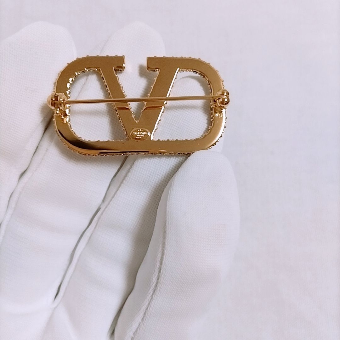 VALENTINO ヴァレンティノ ブローチVロゴ シグネチャー クリスタル VALENTINO ヴァレンティノ ブローチ アクセサリー Vロゴ