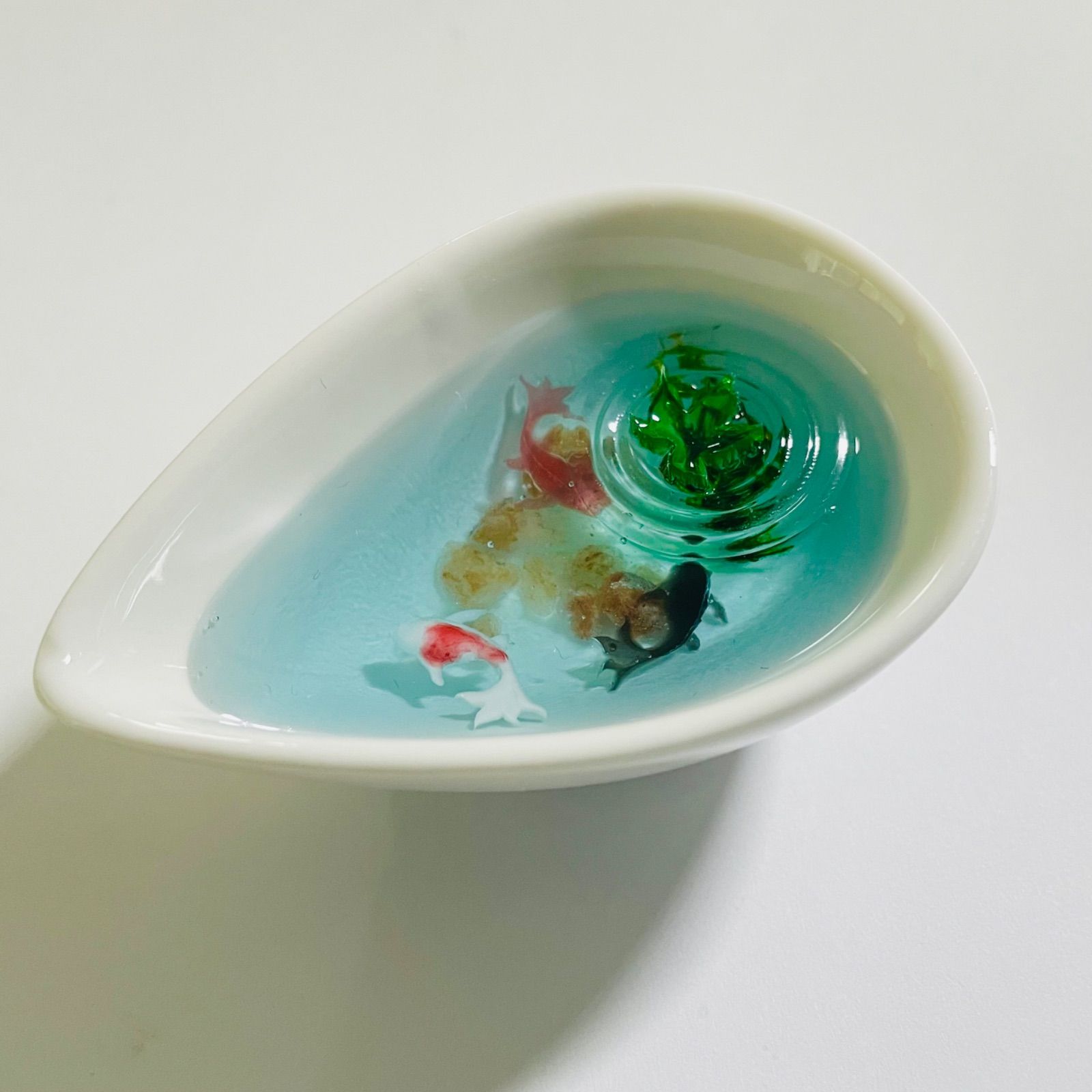 金魚が泳ぐ波紋の池 緑紅葉 オブジェ 雫型 レジンアート - メルカリ