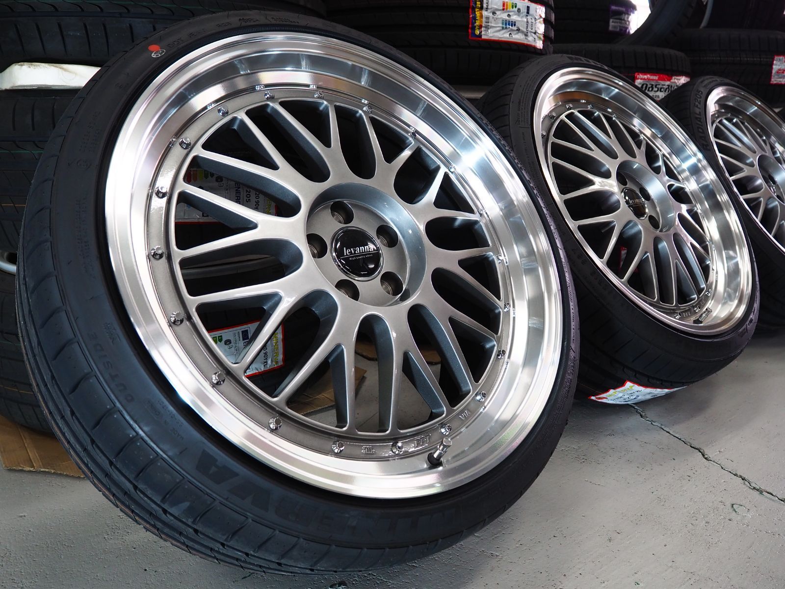 最終値下げ　レヴァンナ 18インチ 9.0J +25 6H139.7 4本 最終値下げ レヴァンナ 18インチ 9.0J +25 6H139.7 4本 - メルカリ