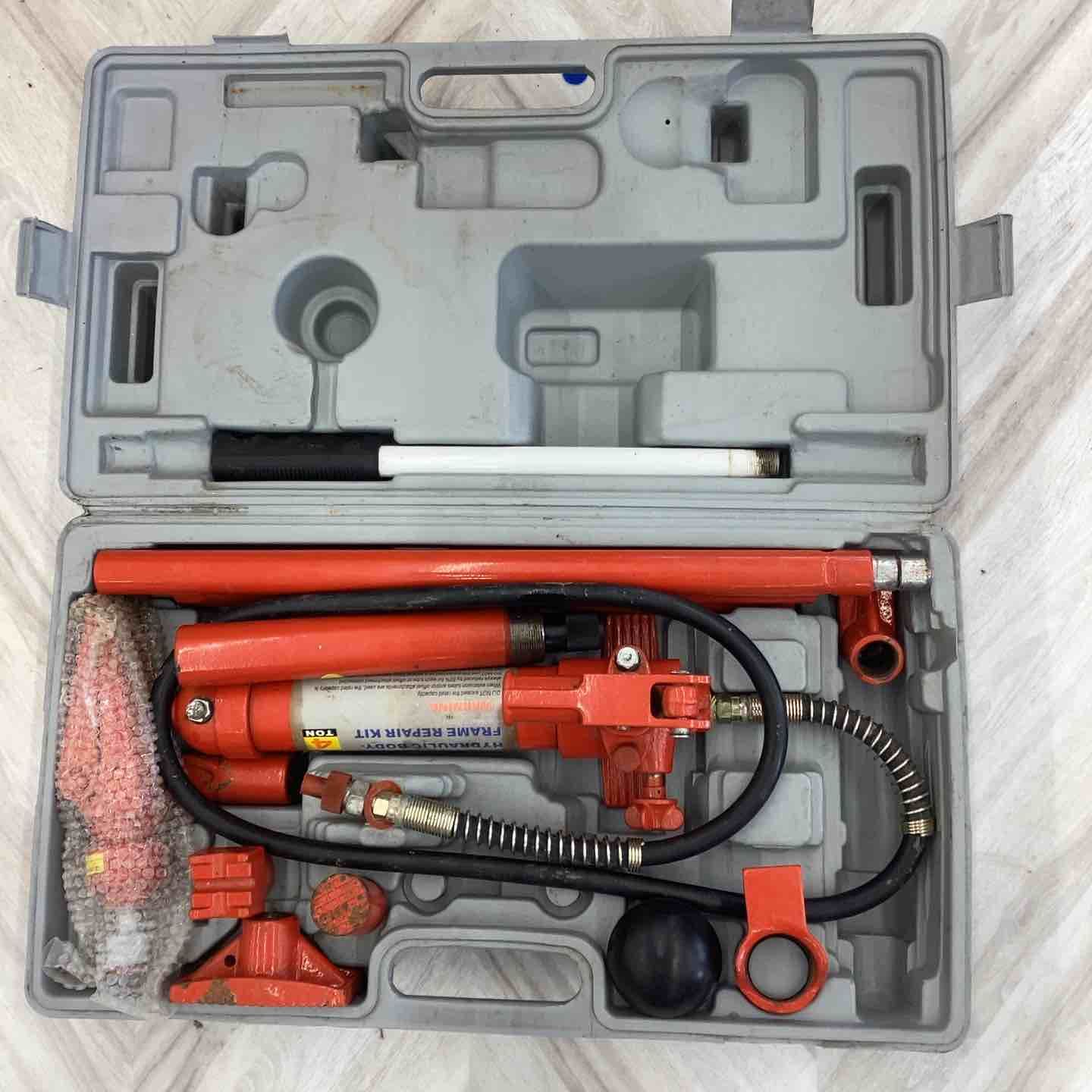 油圧ジャッキ 4t シリンダー 付属品多数 HYDRAULIC BODY-FRAME REPAIR KIT ケース割れ部分あり 越谷店