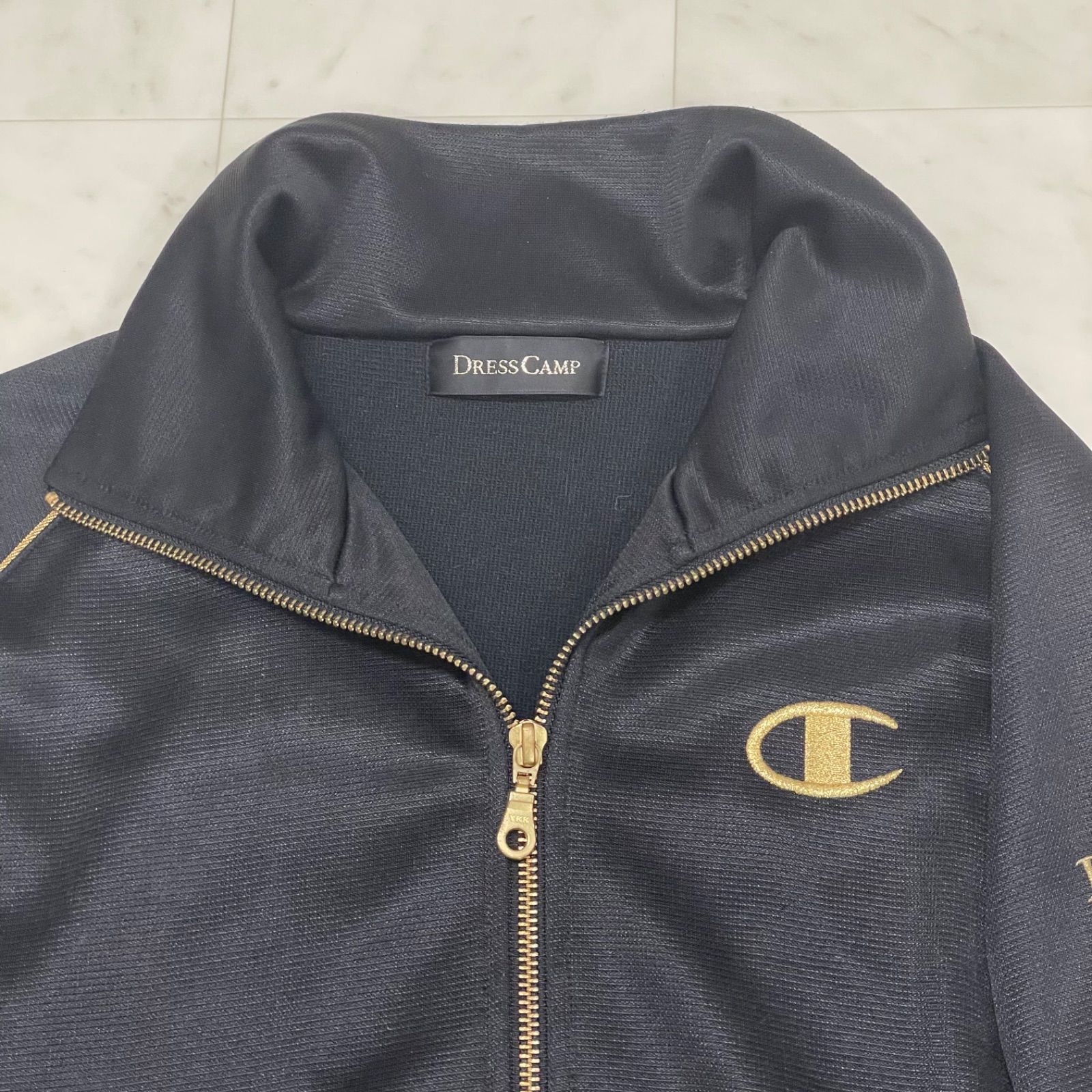 ◎ DRESS CAMP × Champion ドレスキャンプ チャンピオン コラボ T-REX Tレックス ロゴ刺繍 プリント ハイネック ジャージ ジャケット 黒 金 ブラック ゴールド 42 SS XS